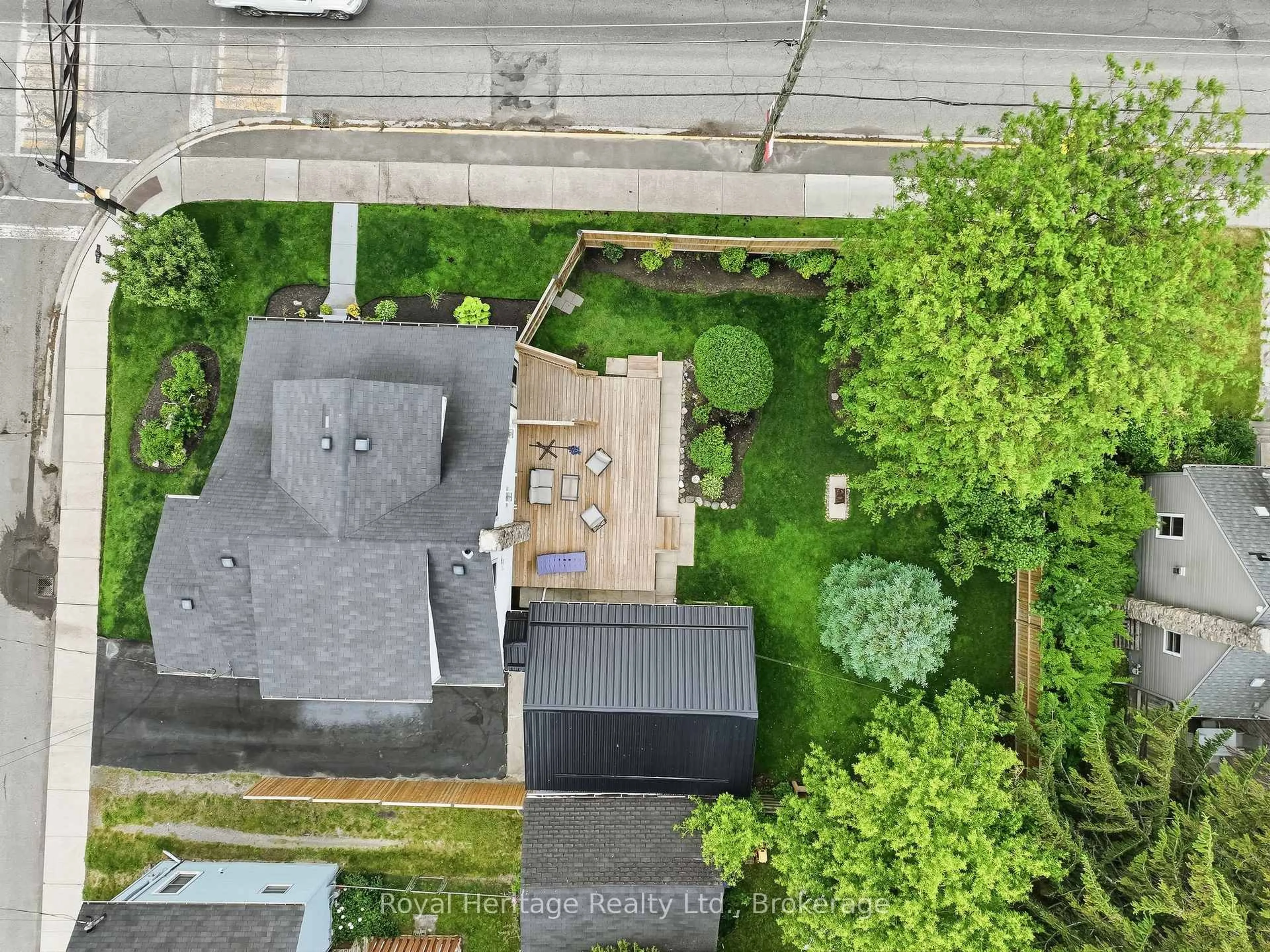 A pic from outside/outdoor area/front of a property/back of a property/a pic from drone, street for 31 Elizabeth St, Brighton Ontario K0K 1H0