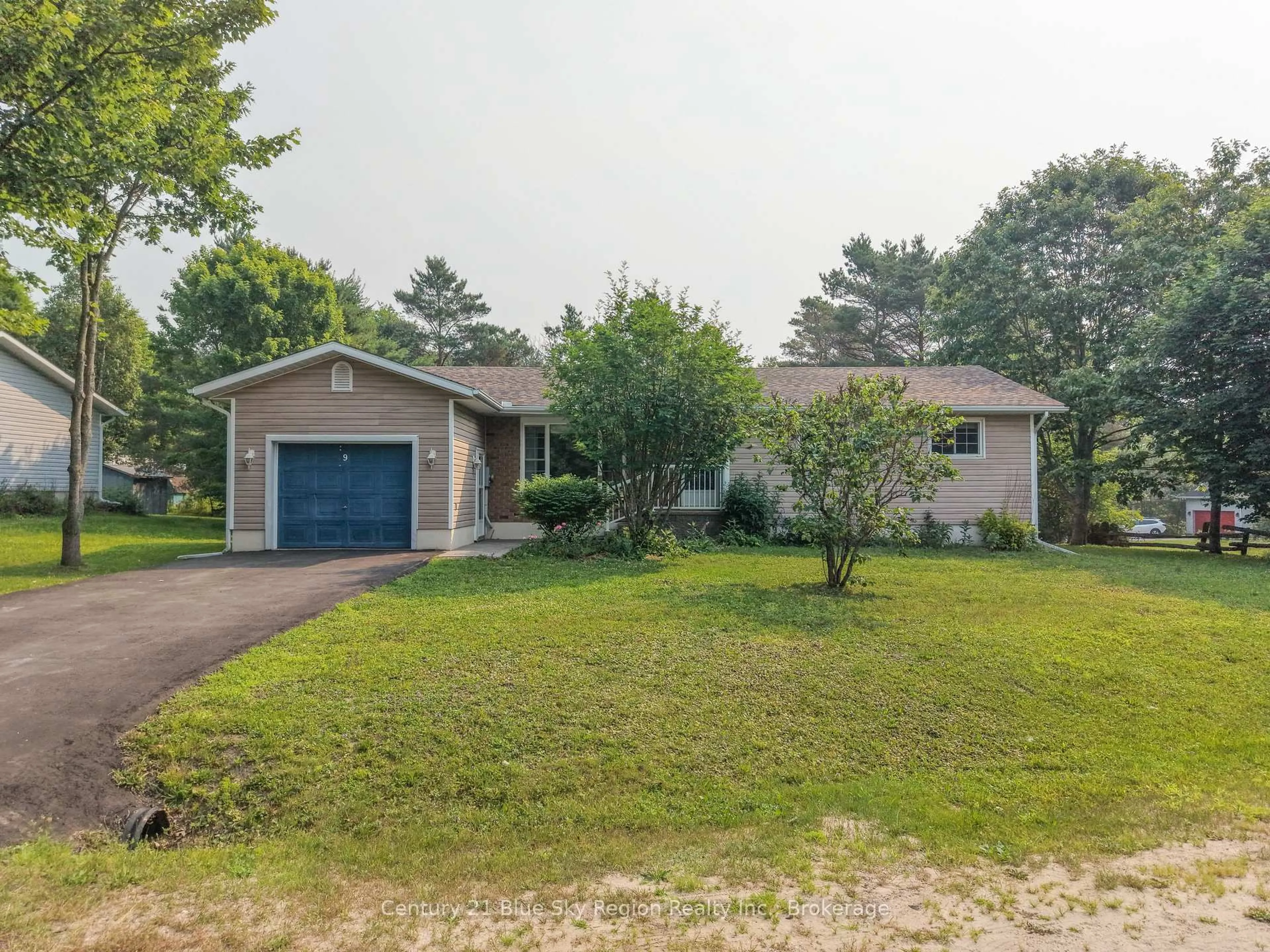 A pic from outside/outdoor area/front of a property/back of a property/a pic from drone, street for 9 Ann St, Sundridge Ontario P0A 1Z0