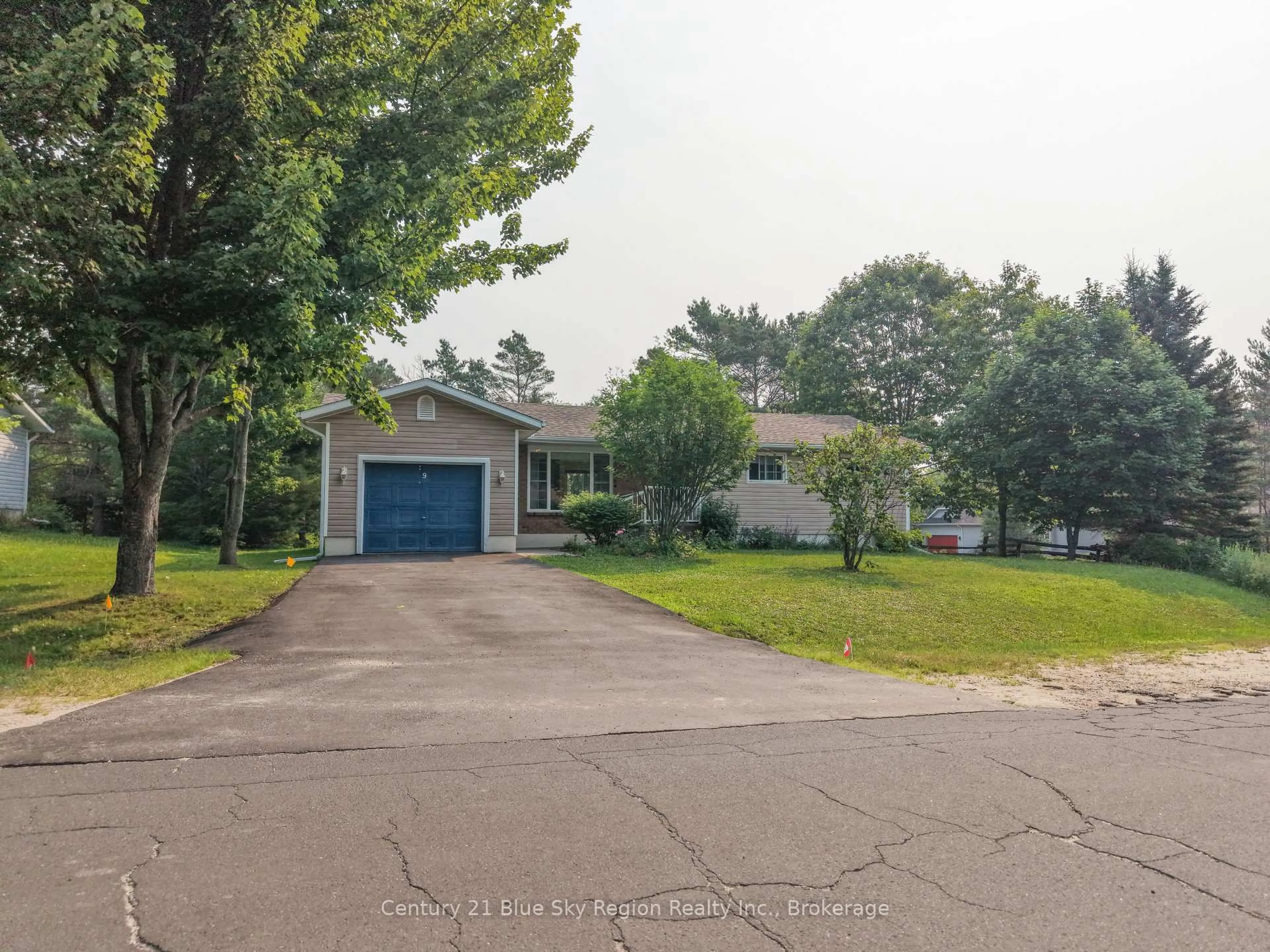 A pic from outside/outdoor area/front of a property/back of a property/a pic from drone, street for 9 Ann St, Sundridge Ontario P0A 1Z0