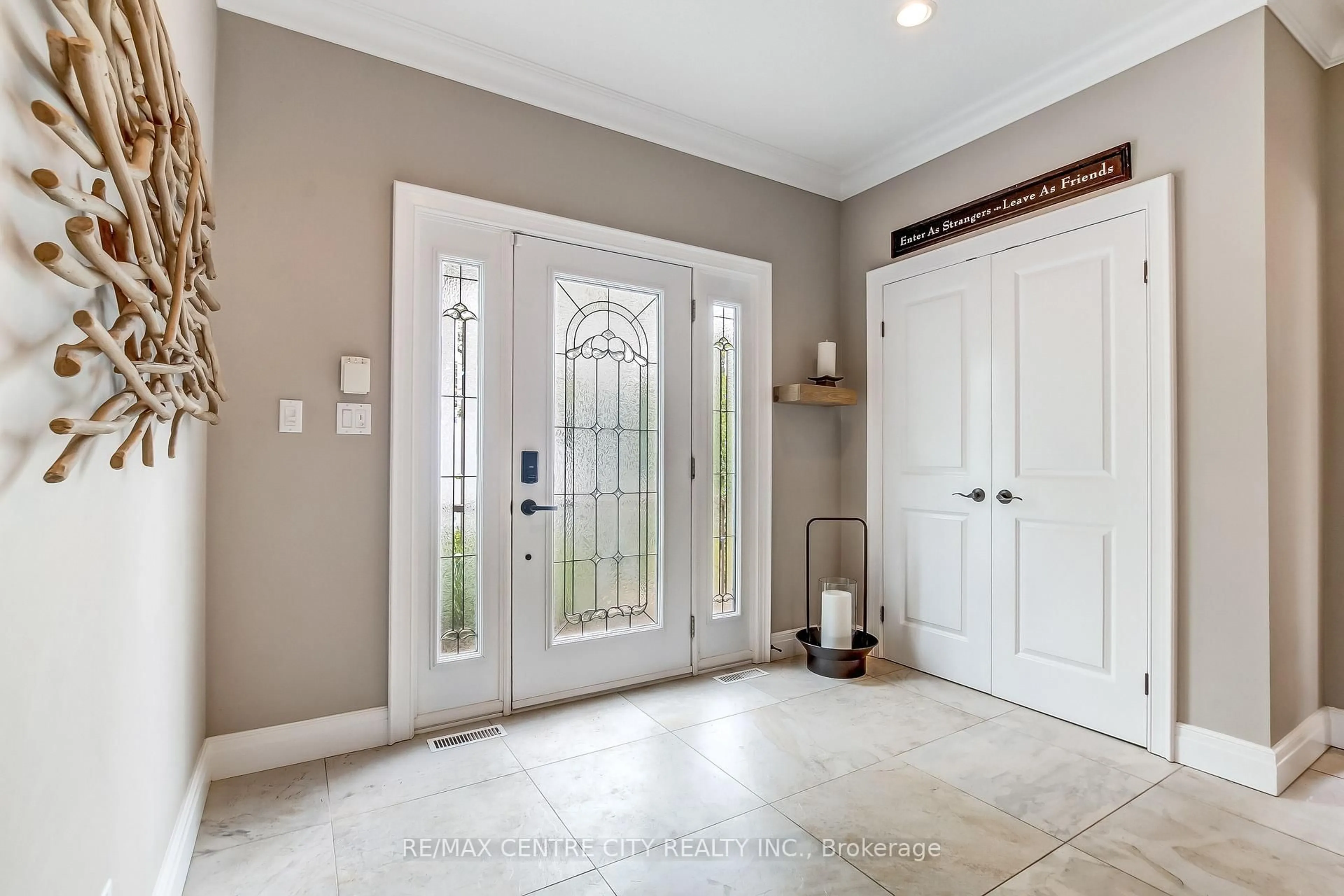 Indoor entryway for 136 Brayside St, Central Elgin Ontario N5L 1A2