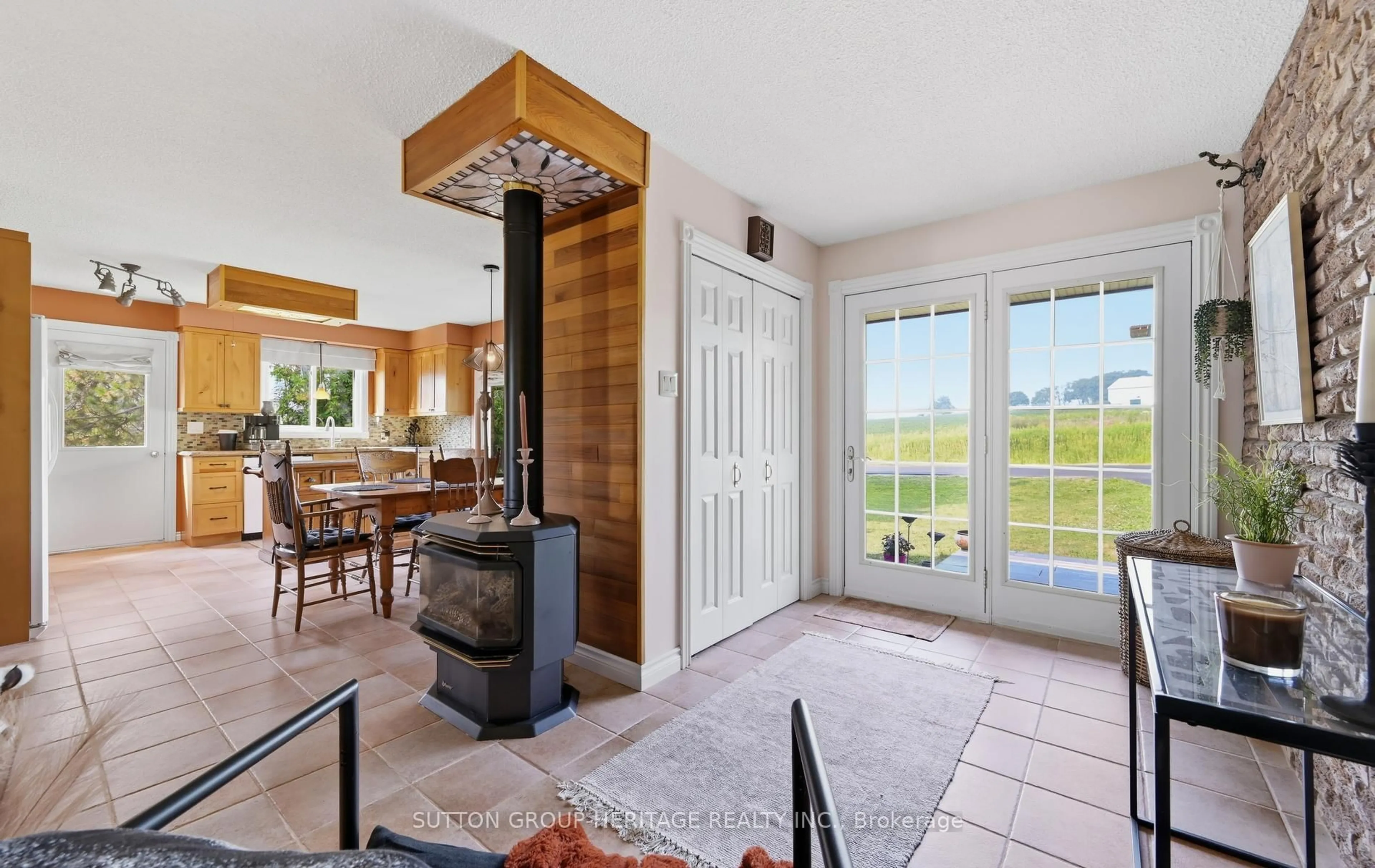 Indoor entryway for 20955 Brunon Ave, Kawartha Lakes Ontario L0C 1G0