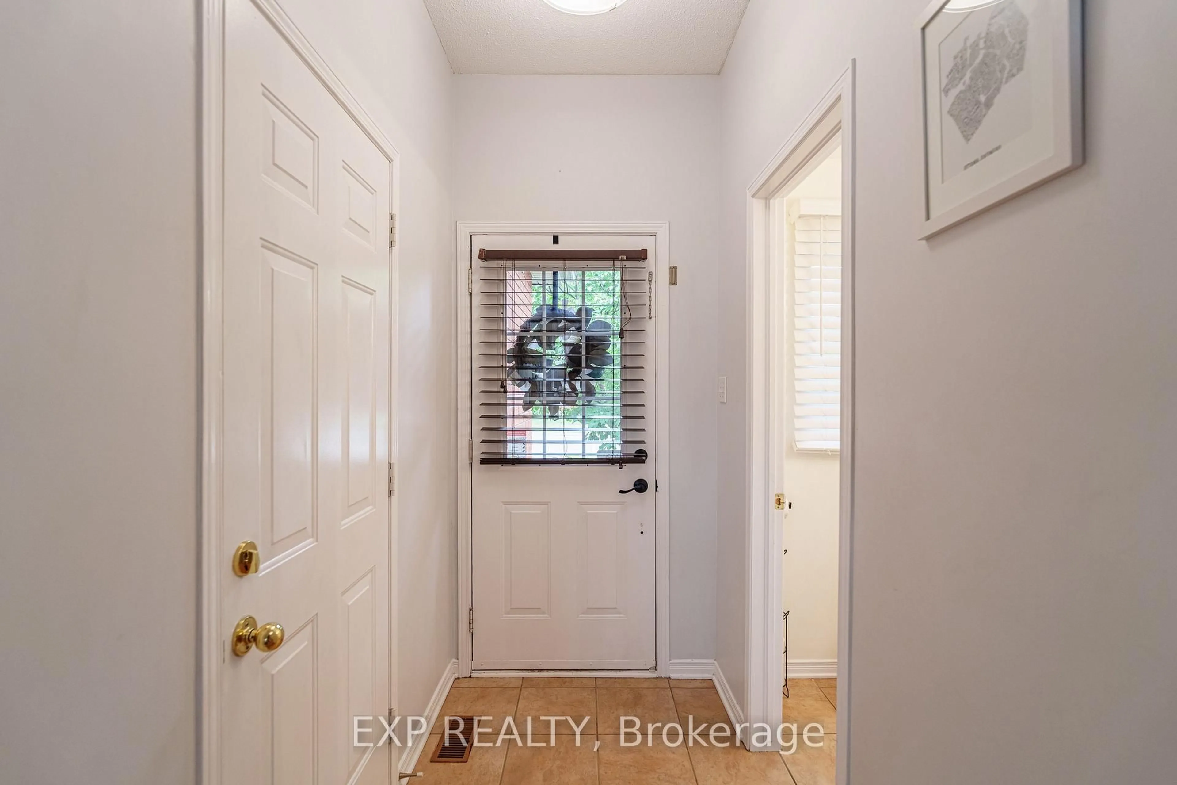 Indoor entryway for 2010 Scully Way, Ottawa Ontario K4A 4L8