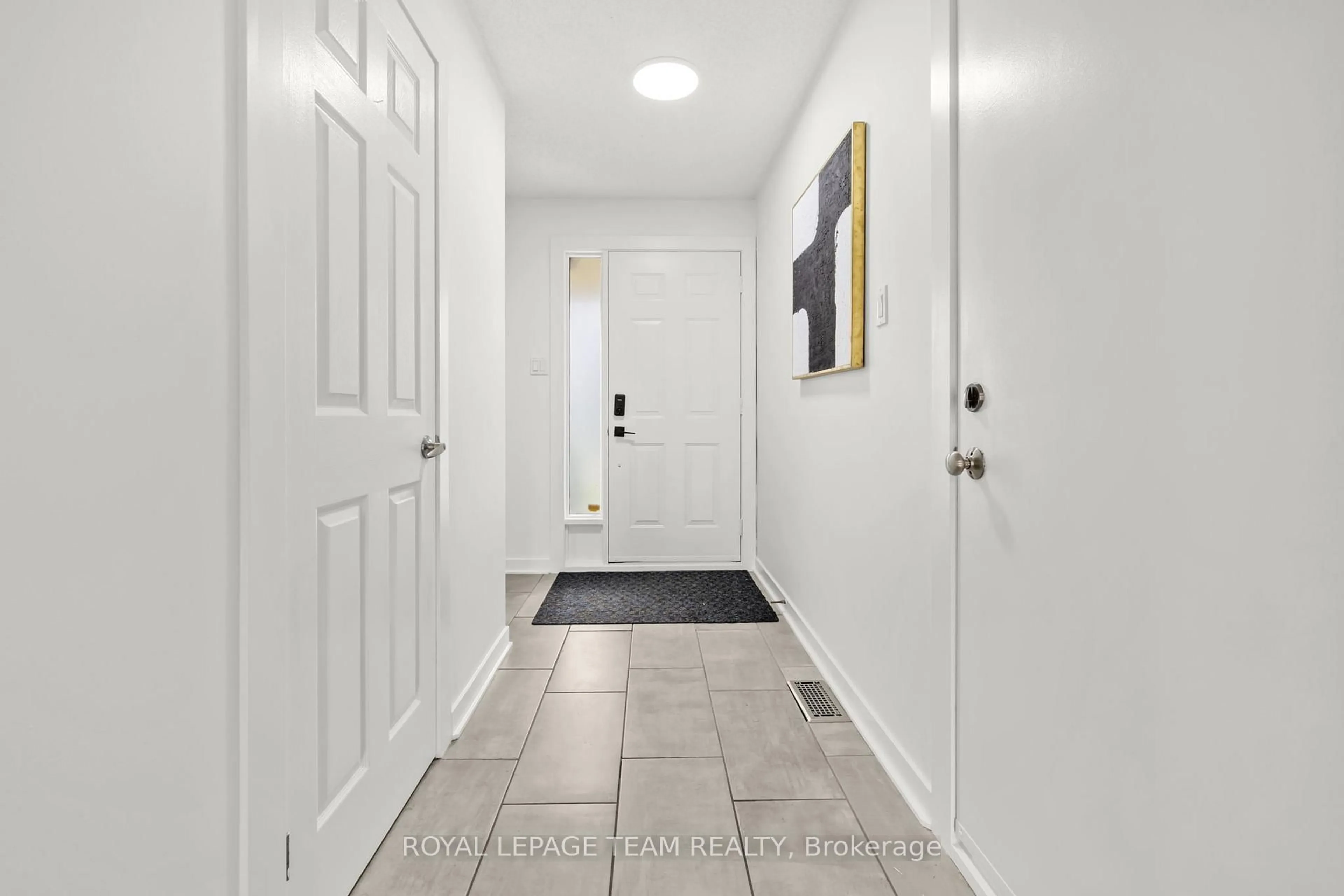 Indoor entryway for 91 WINNEGREEN Crt, Ottawa Ontario K1G 5S4