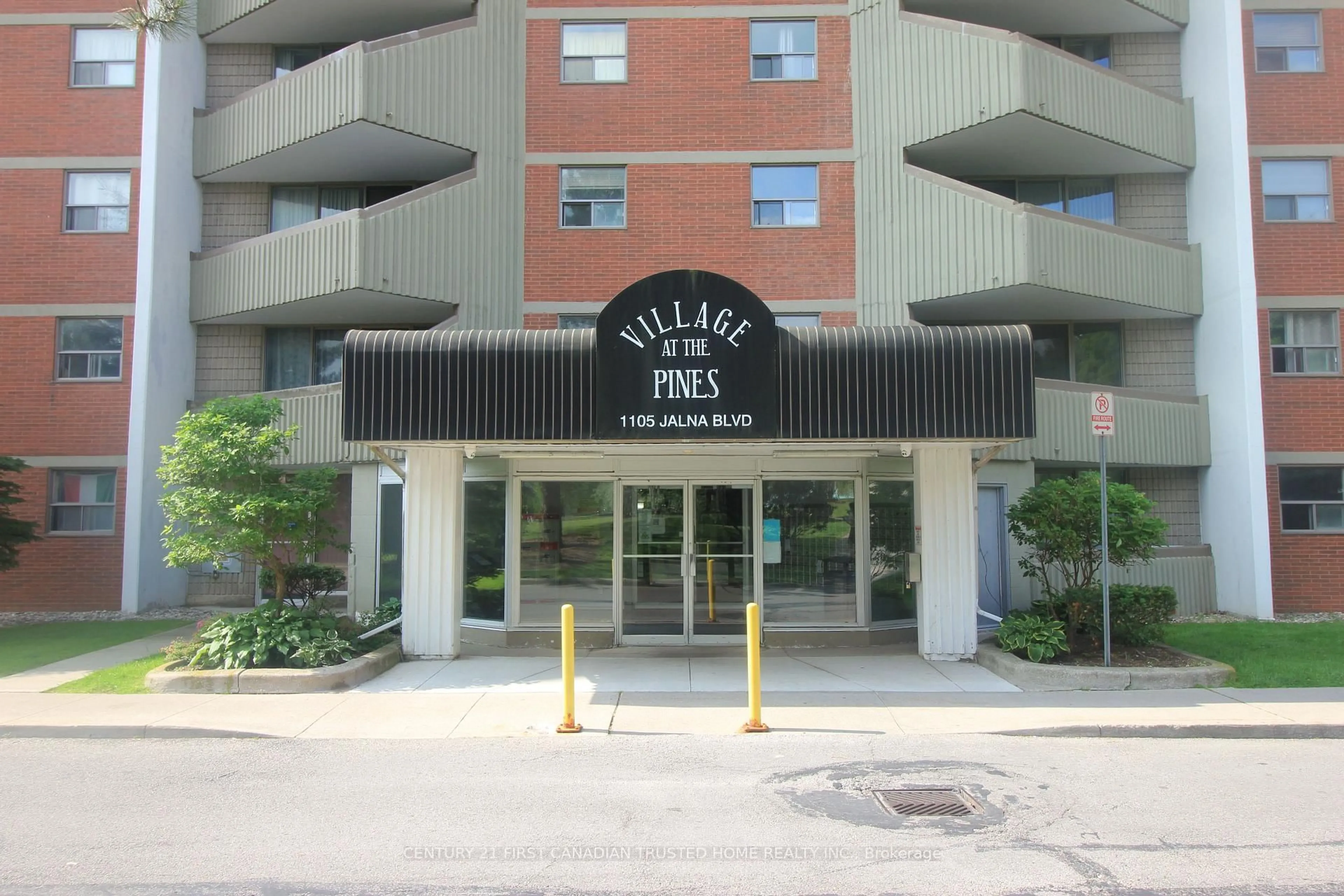Indoor foyer for 1105 Jalna Blvd #301, London South Ontario N6E 2S9