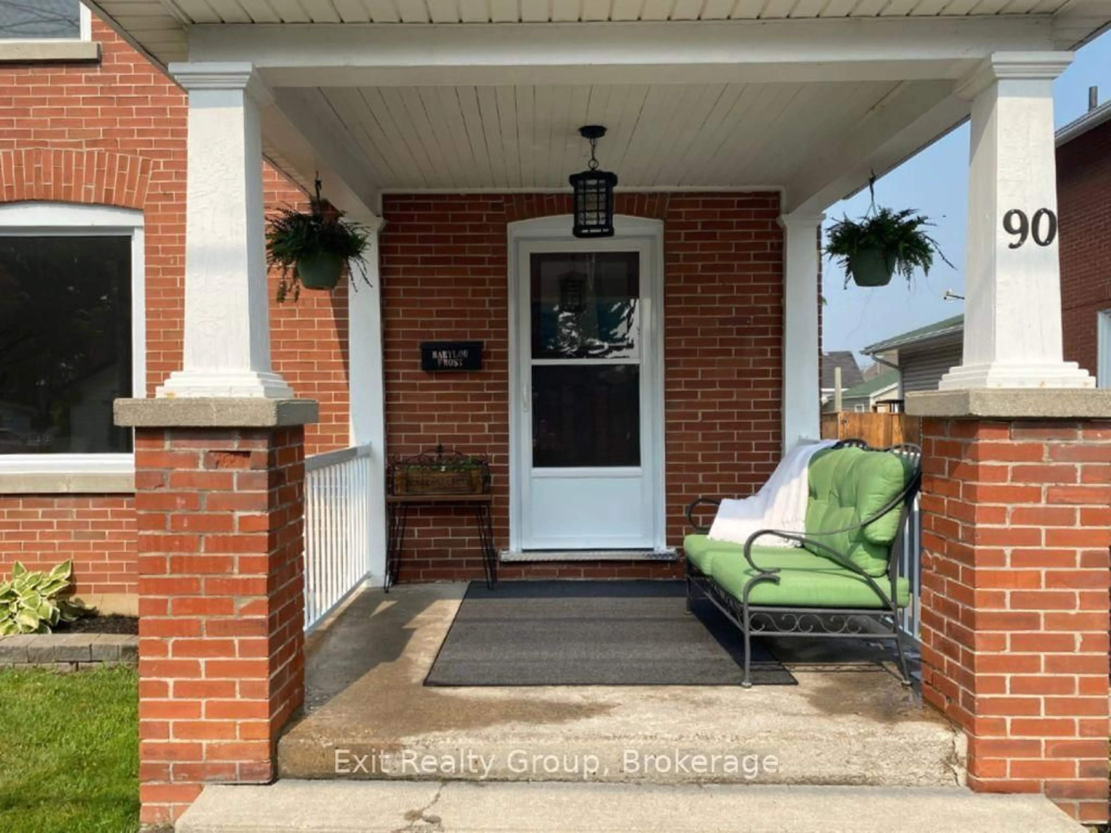 Indoor entryway for 90 Byron St, Quinte West Ontario K8V 2Y2