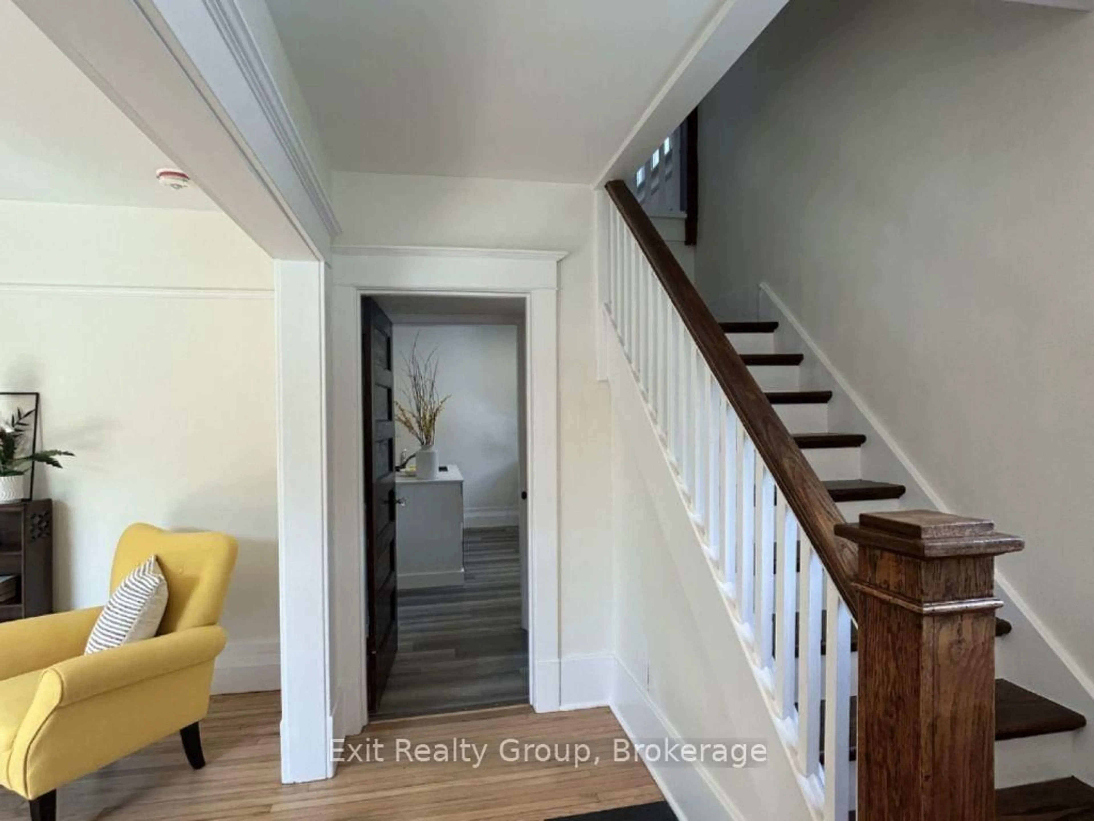 Indoor entryway for 90 Byron St, Quinte West Ontario K8V 2Y2