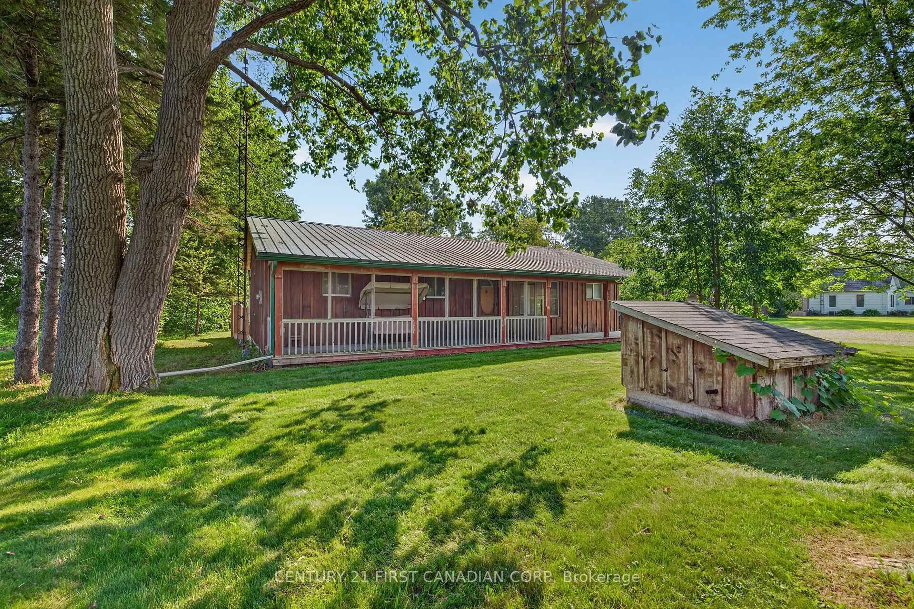 A pic from outside/outdoor area/front of a property/back of a property/a pic from drone, unknown for 20847 Victoria Rd, Chatham-Kent Ontario N0P 2C0