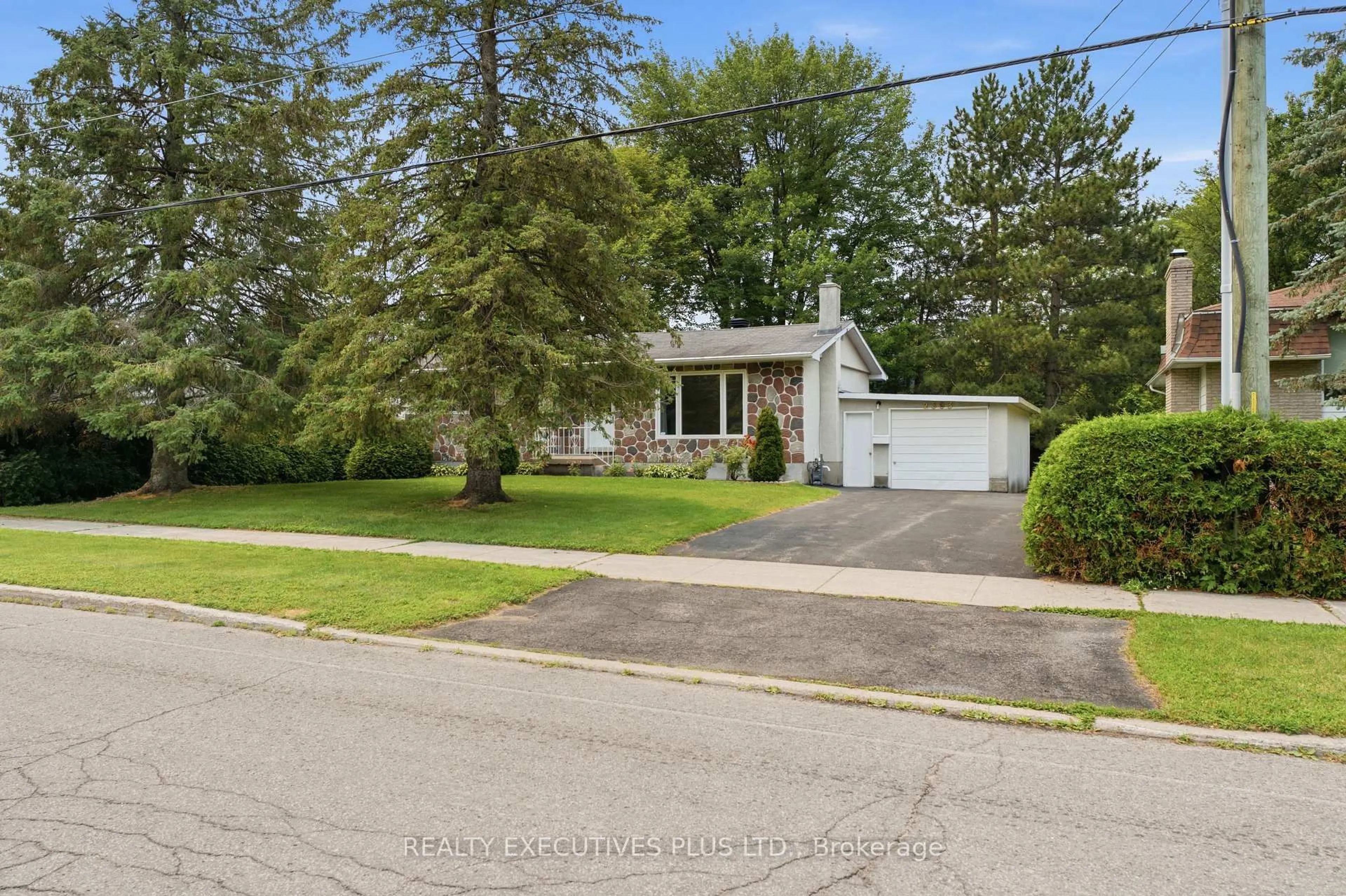 A pic from outside/outdoor area/front of a property/back of a property/a pic from drone, street for 2593 Cleroux Cres, Ottawa Ontario K1W 1B6