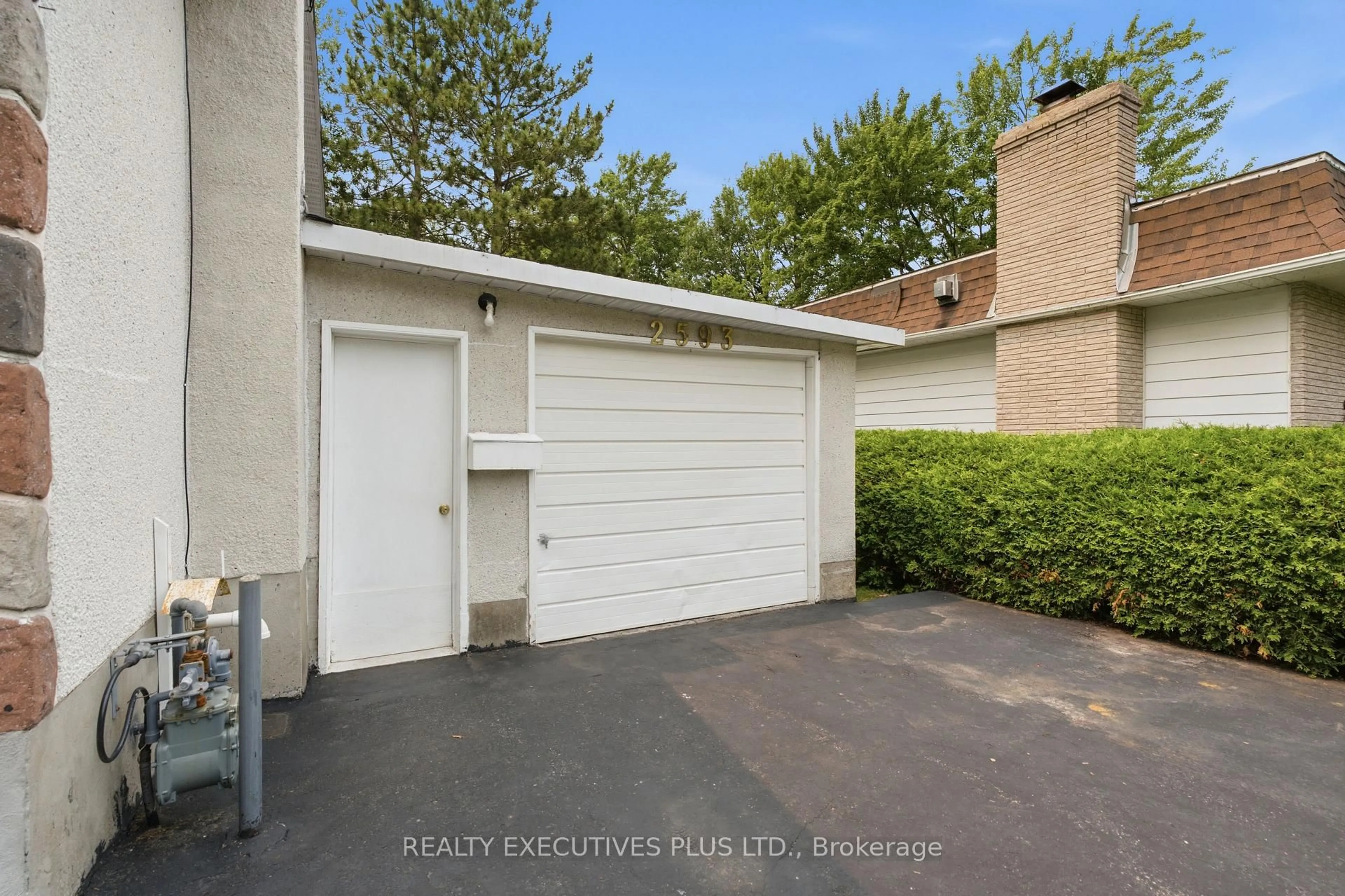 Indoor garage for 2593 Cleroux Cres, Ottawa Ontario K1W 1B6