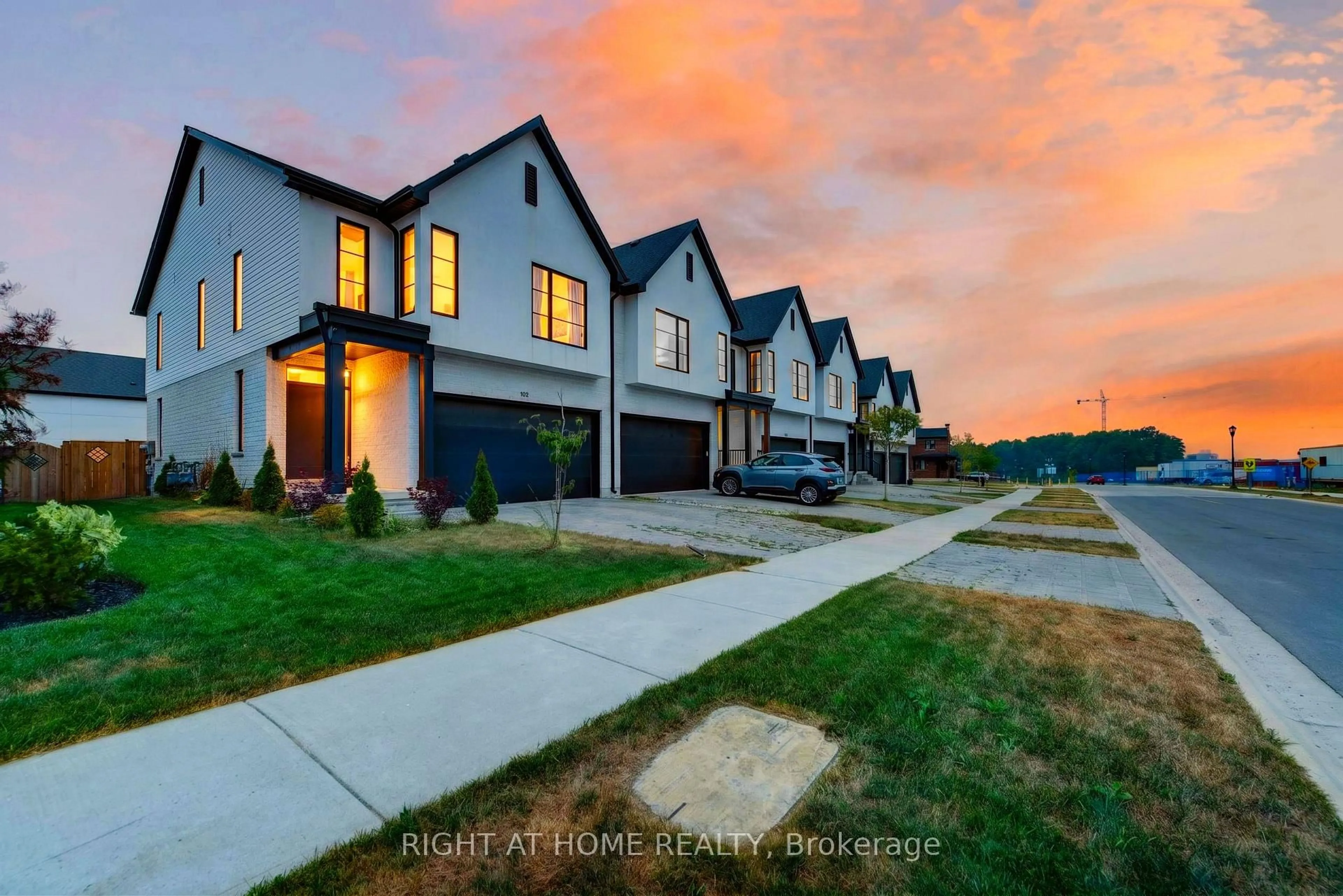 A pic from outside/outdoor area/front of a property/back of a property/a pic from drone, street for 981 Upperpoint Ave, London South Ontario N6K 0L1