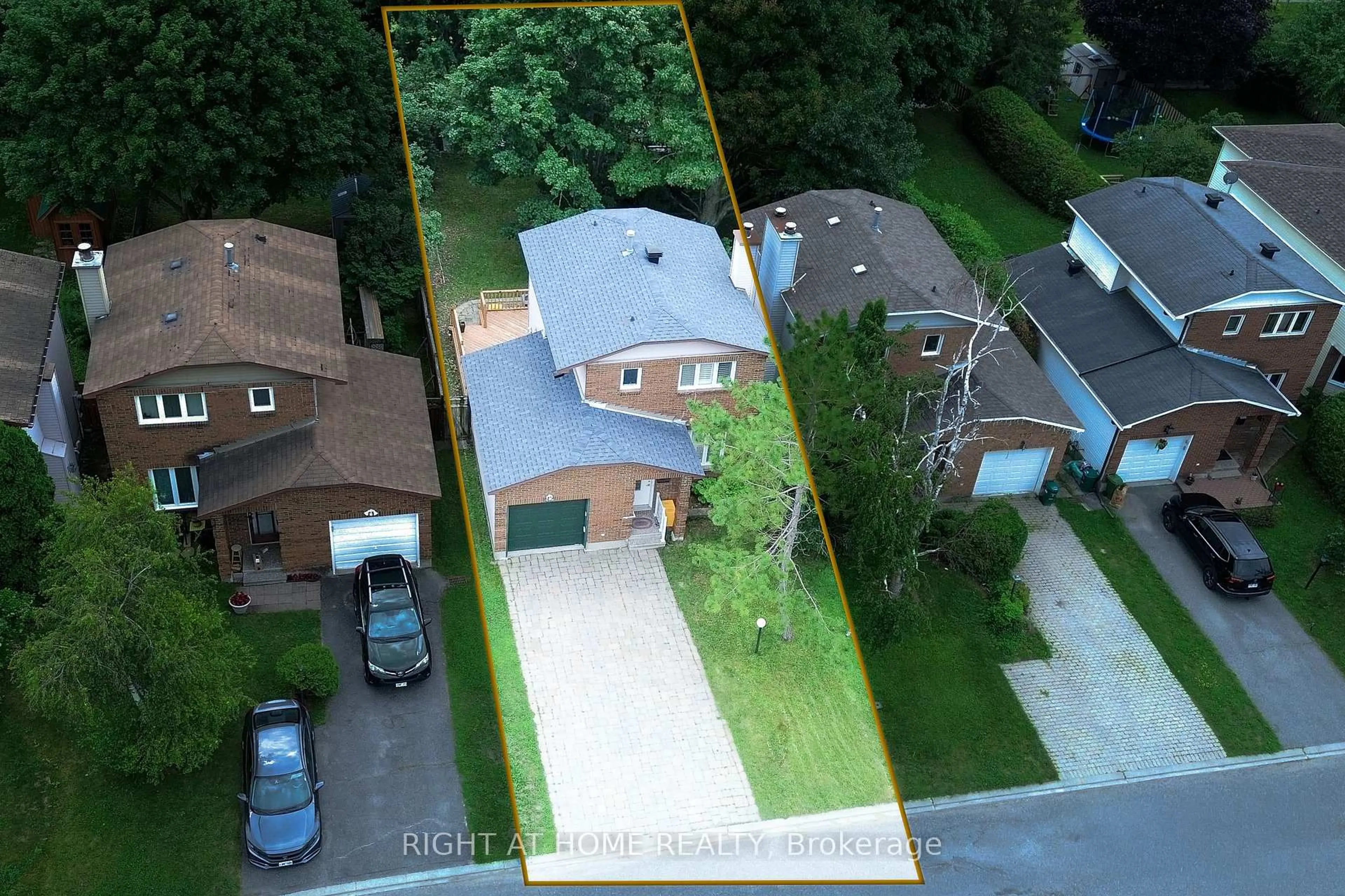 A pic from outside/outdoor area/front of a property/back of a property/a pic from drone, street for 161 Pheasant Run Dr, Ottawa Ontario K2J 2R1