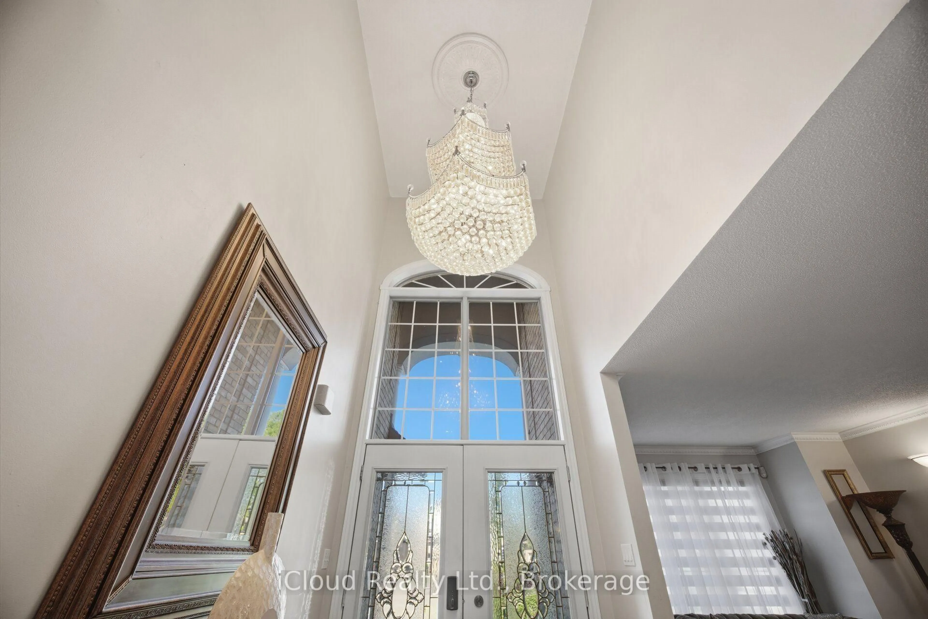 Indoor foyer for 88 Southcreek Crt, Hamilton Ontario L9K 1M2