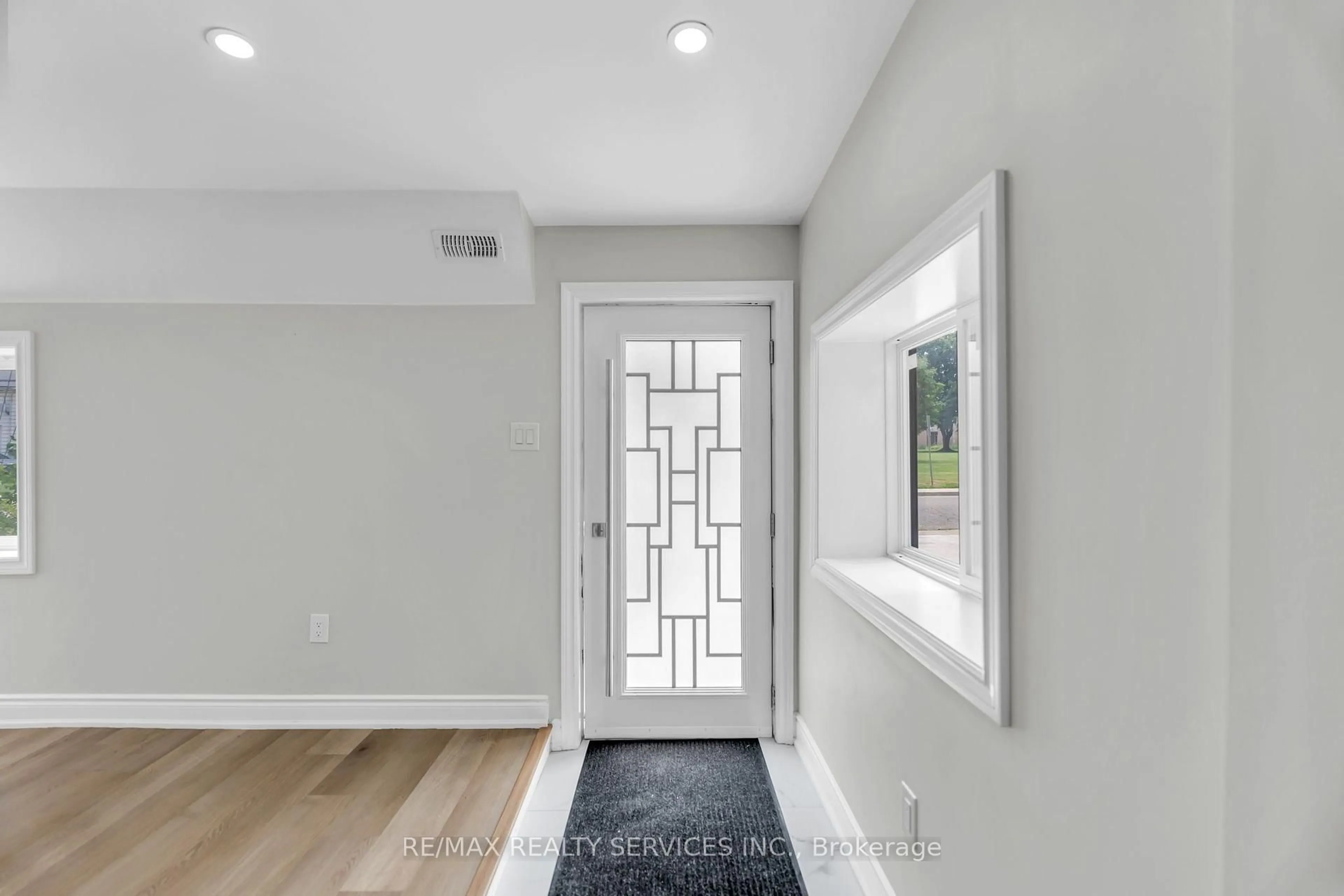 Indoor entryway for 727 College Ave, Woodstock Ontario N4S 2C7
