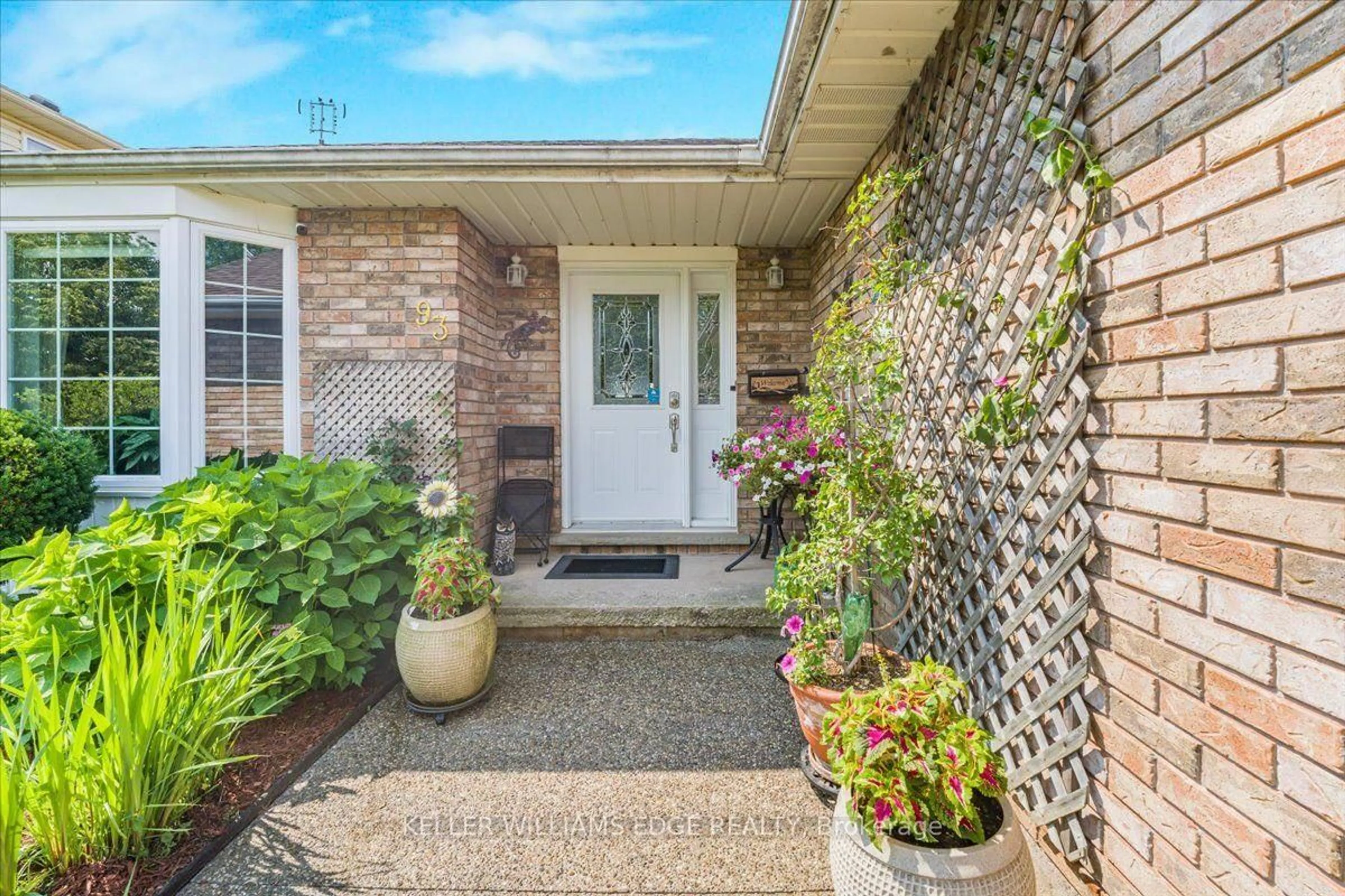 Indoor entryway for 93 Wellandvale Dr, Welland Ontario L3C 7C6