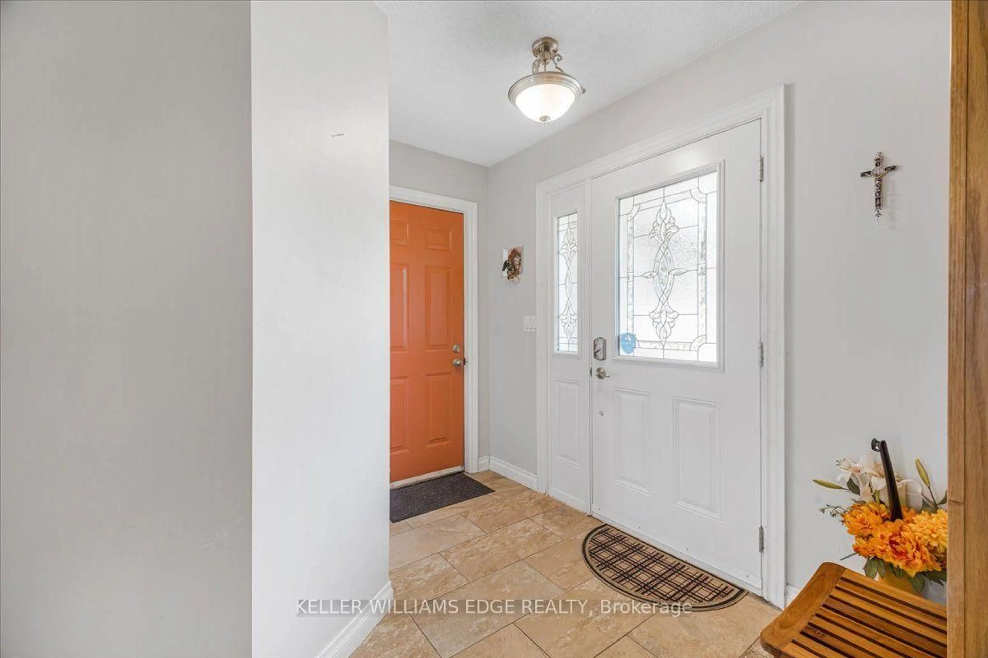 Indoor entryway for 93 Wellandvale Dr, Welland Ontario L3C 7C6