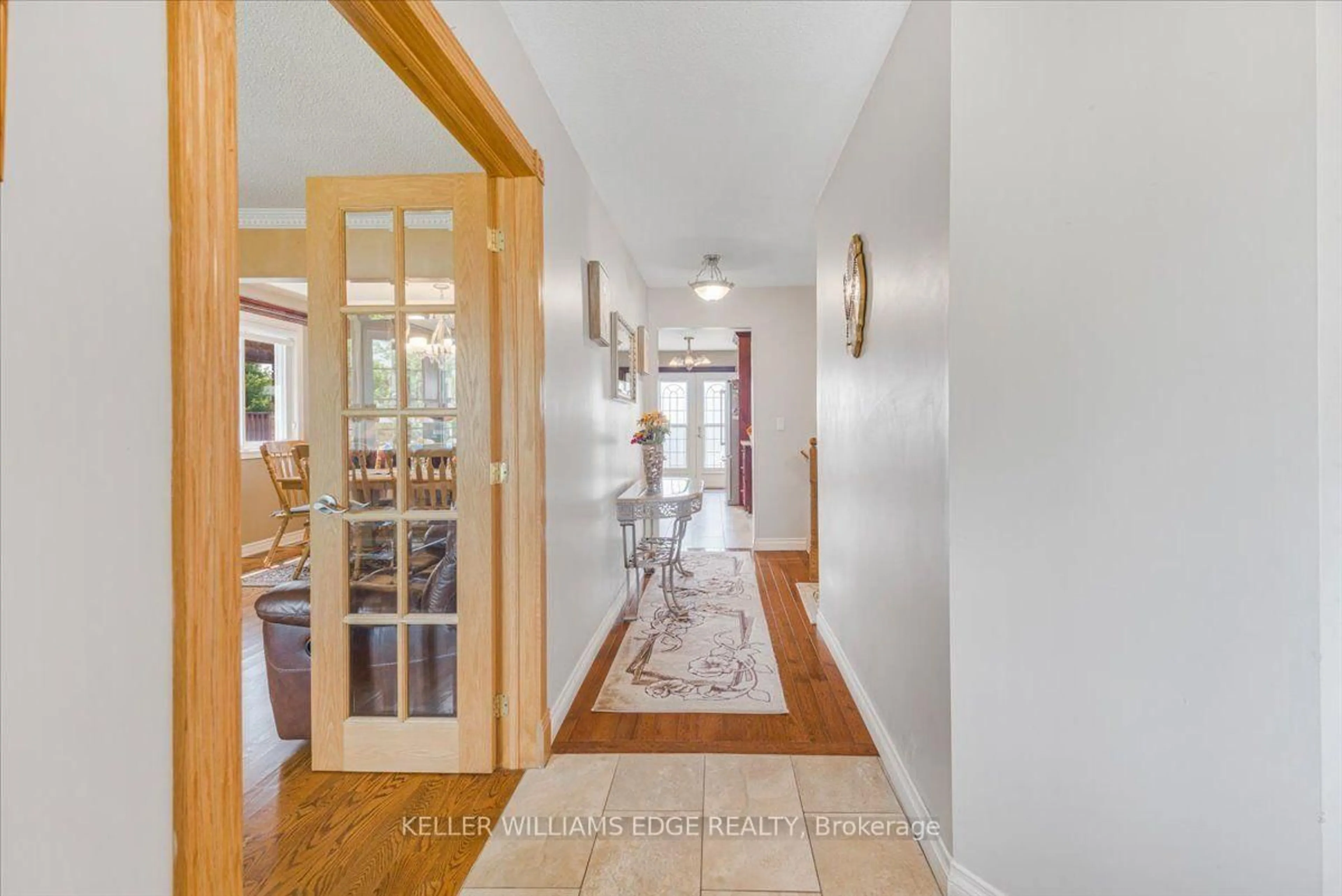 Indoor foyer for 93 Wellandvale Dr, Welland Ontario L3C 7C6
