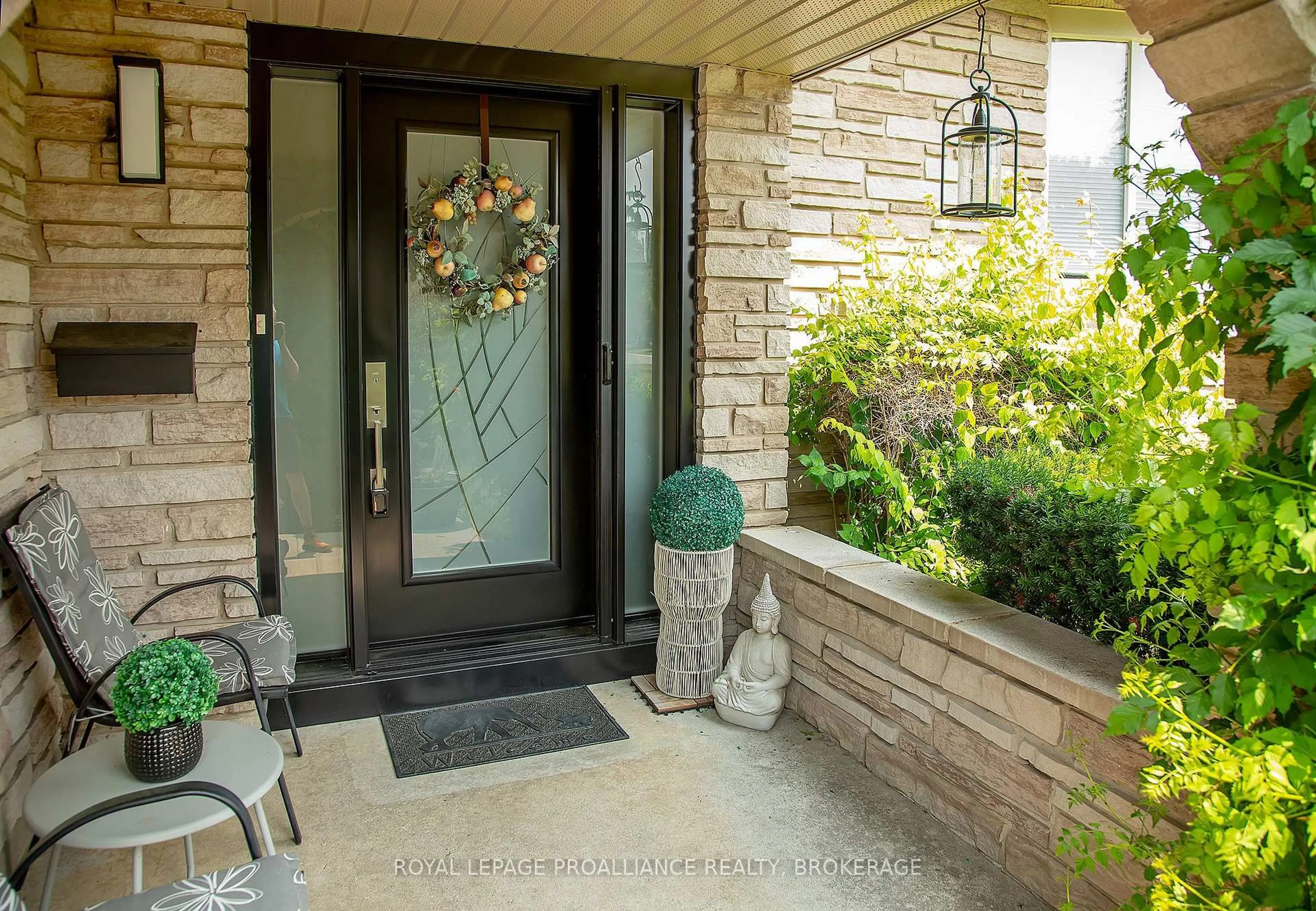 Indoor entryway for 717 Laidlaw Cres, Kingston Ontario K7M 5M3