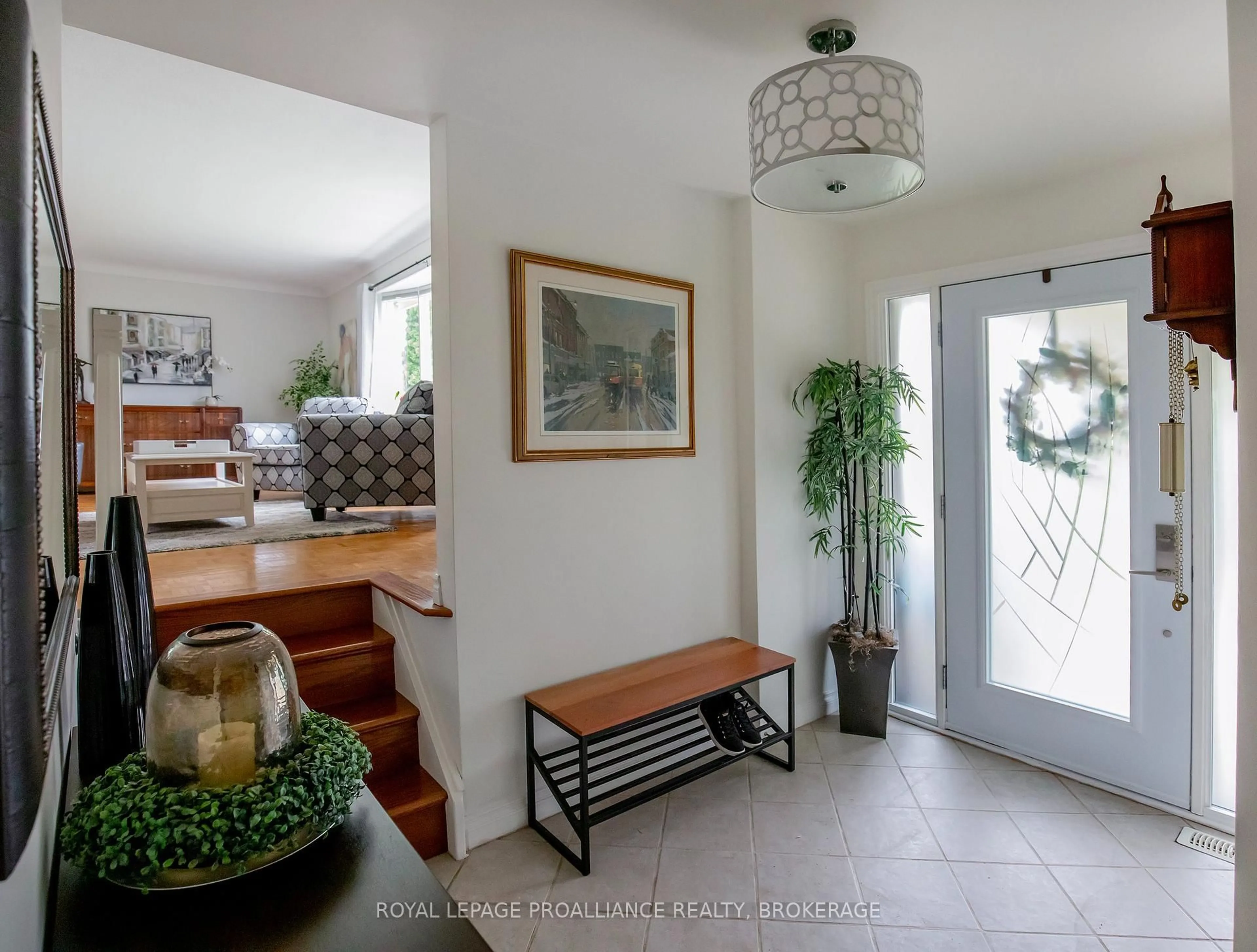 Indoor entryway for 717 Laidlaw Cres, Kingston Ontario K7M 5M3