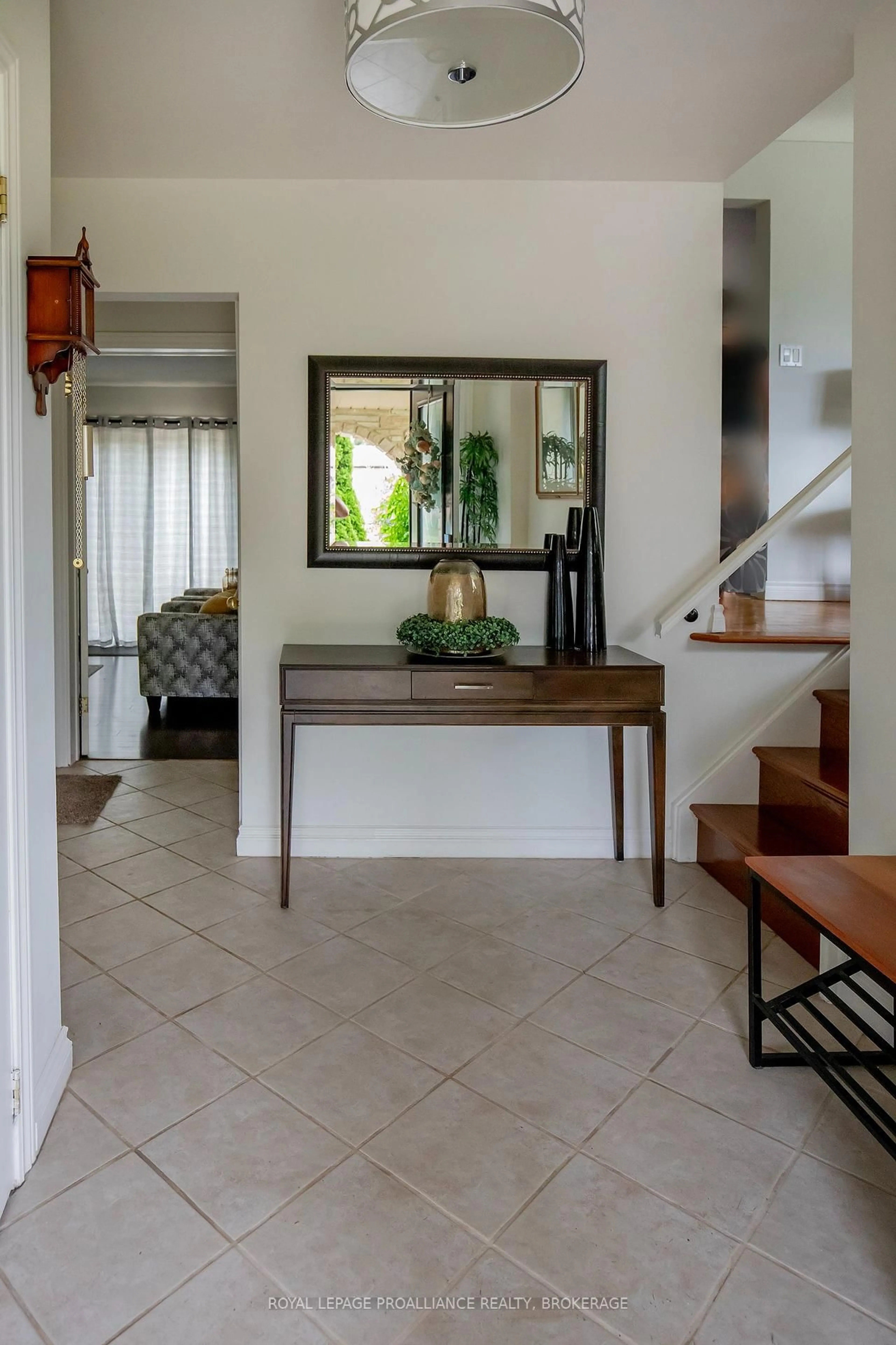 Indoor entryway for 717 Laidlaw Cres, Kingston Ontario K7M 5M3