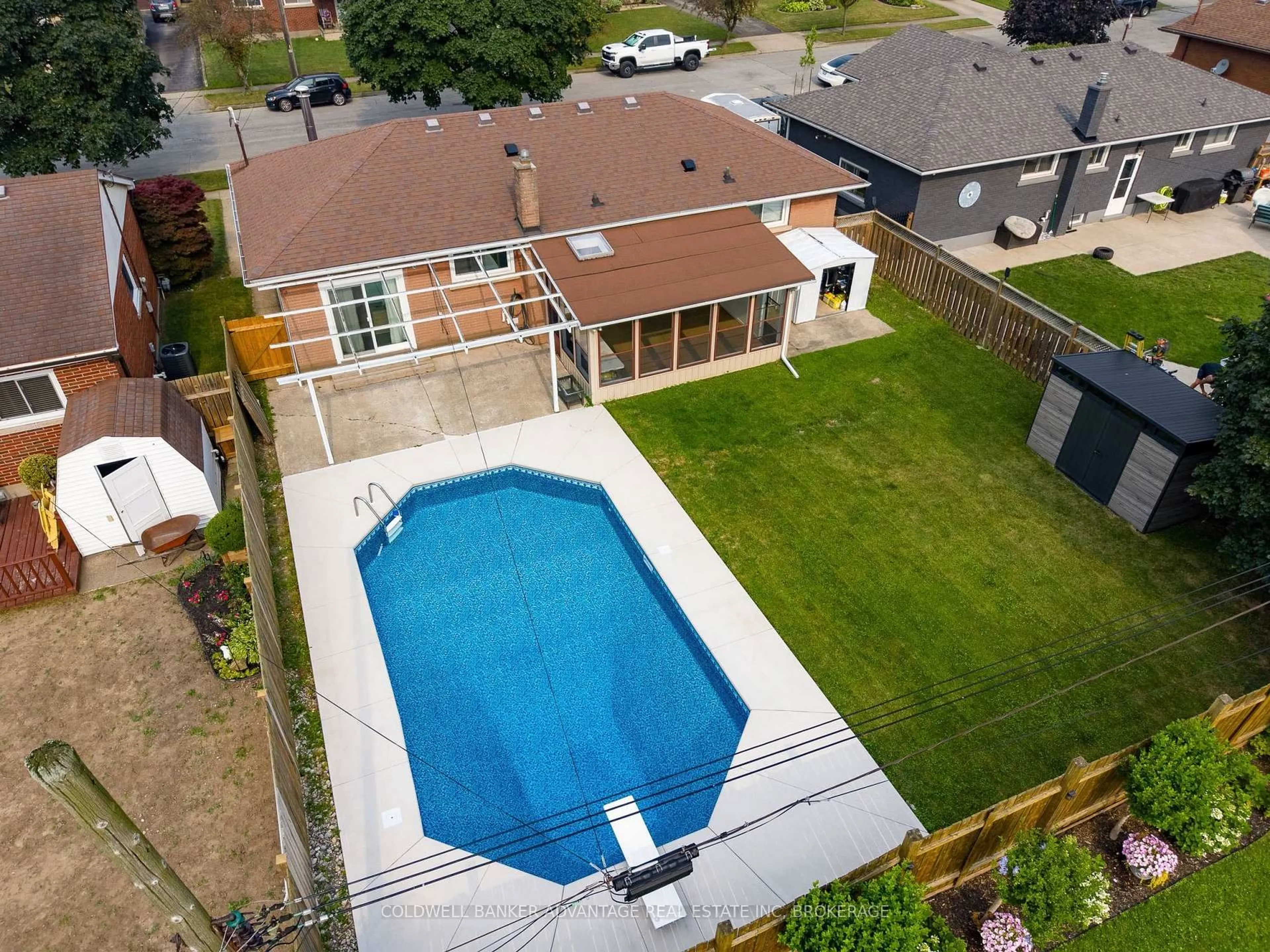 A pic from outside/outdoor area/front of a property/back of a property/a pic from drone, unknown for 77 Balmoral Ave, Welland Ontario L3B 1S5