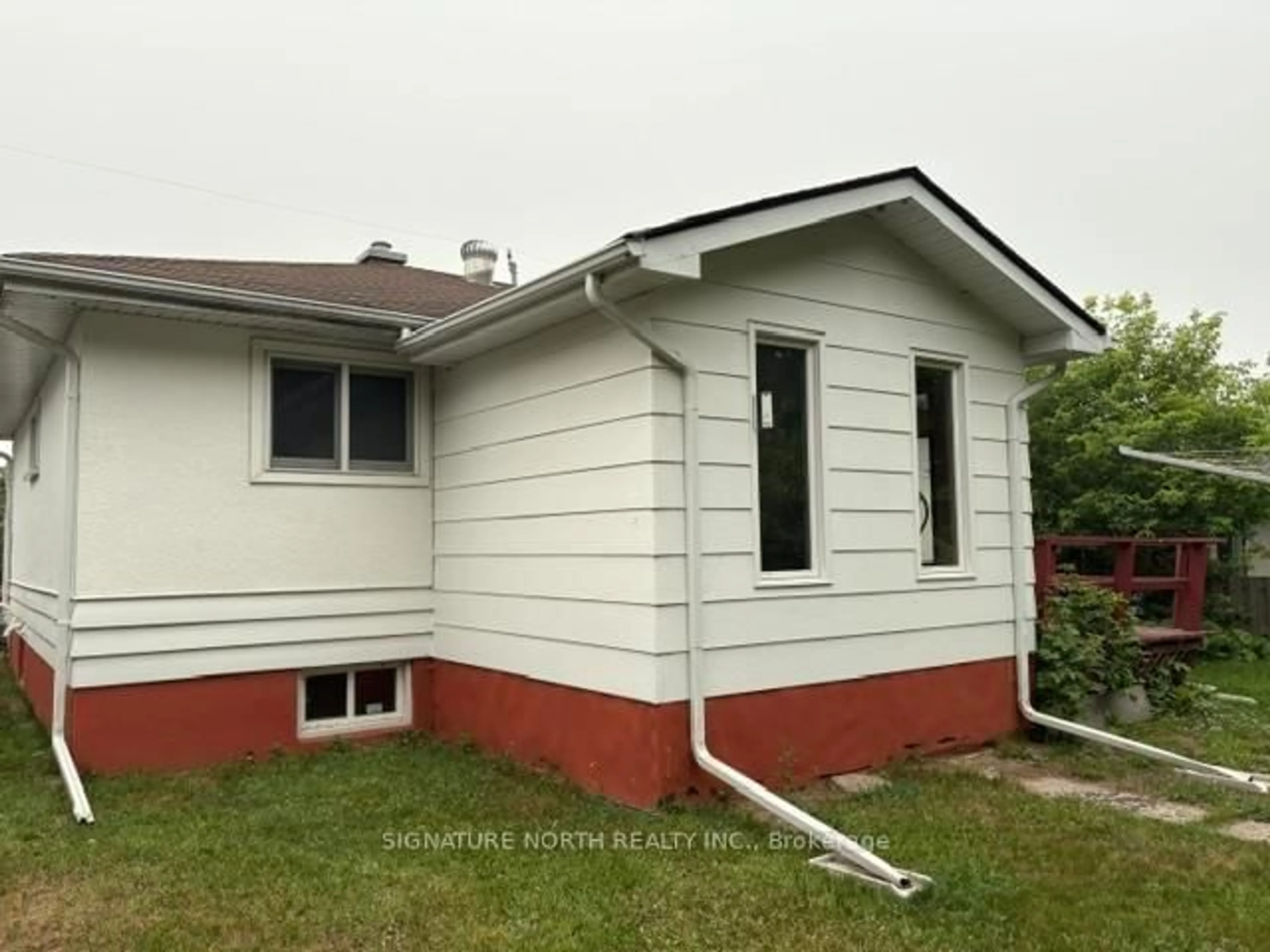Home with vinyl exterior material, building for 143 Matthews Street, Thunder Bay Ontario P7A 3K8