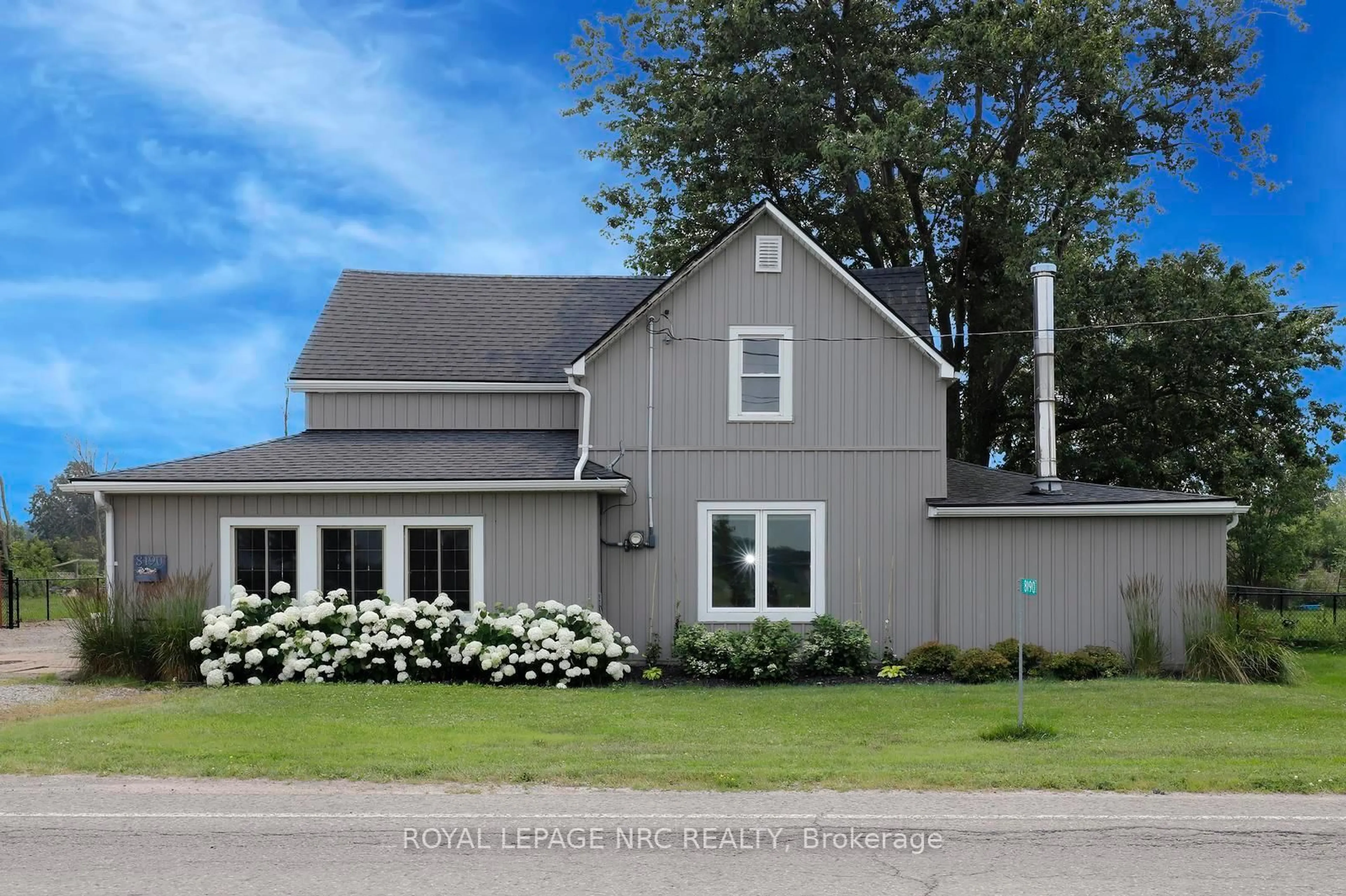 Home with vinyl exterior material, street for 8190 Mud St, Grimsby Ontario L0R 1M0