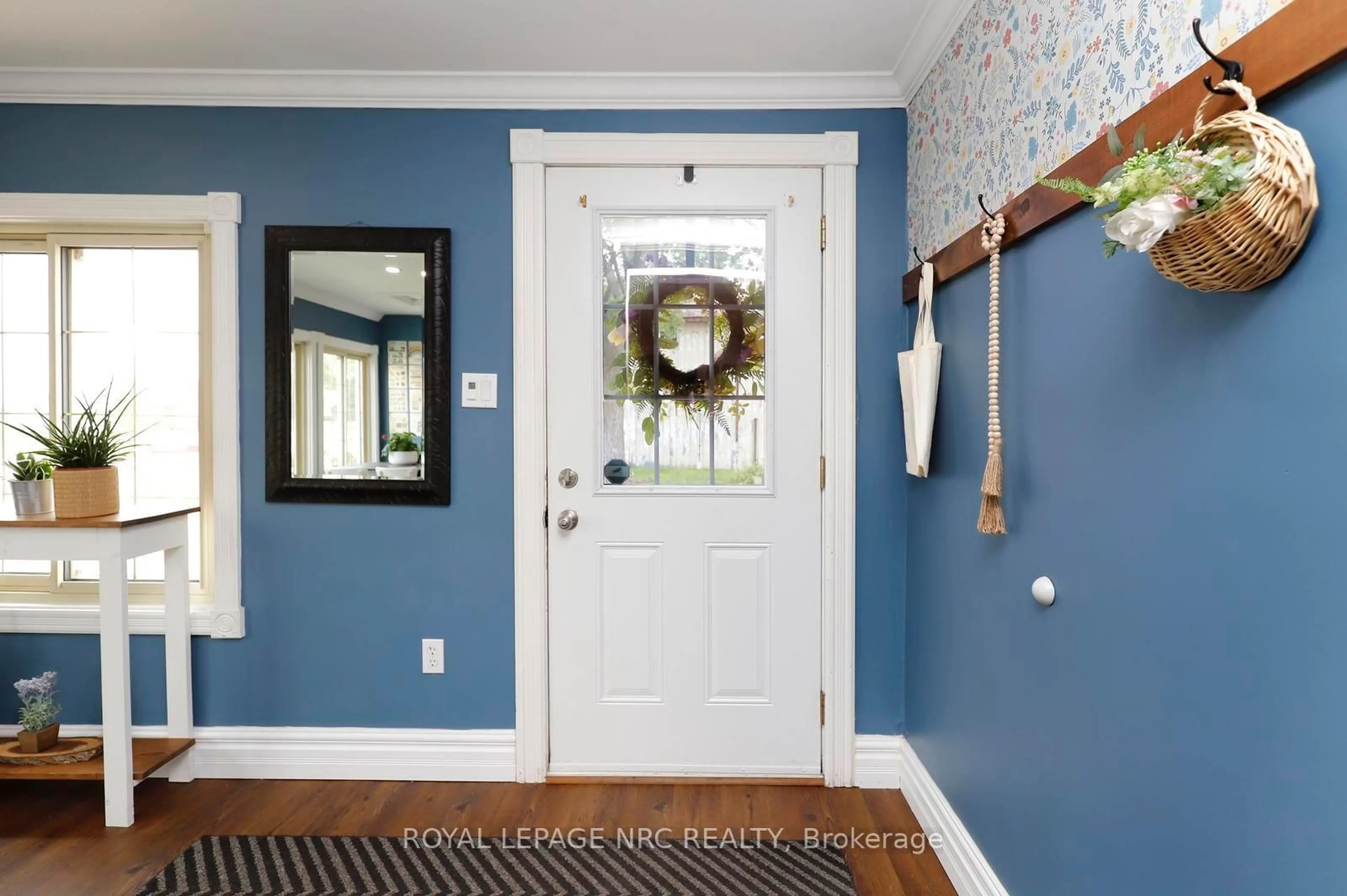 Indoor entryway for 8190 Mud St, Grimsby Ontario L0R 1M0