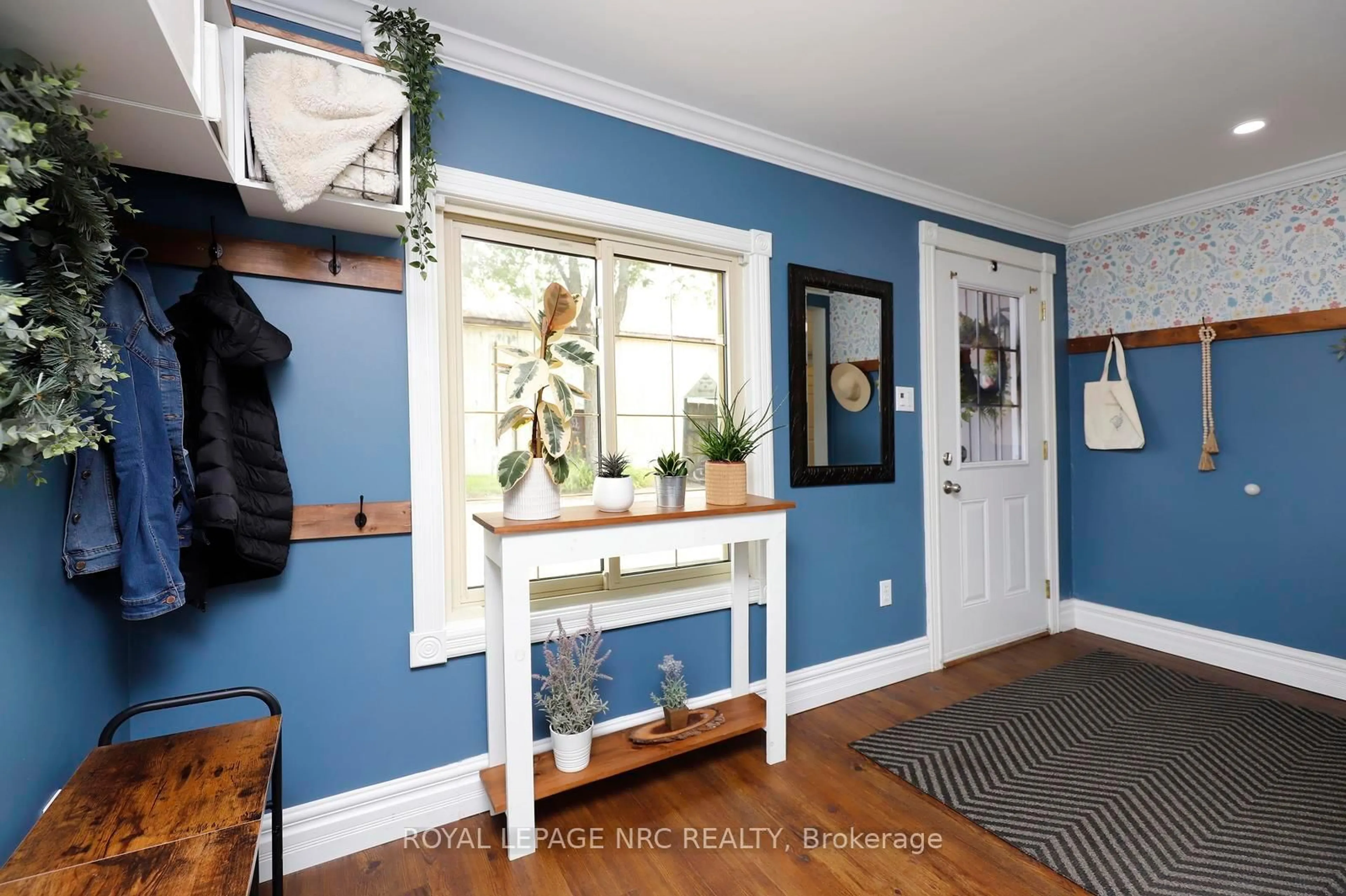 Indoor entryway for 8190 Mud St, Grimsby Ontario L0R 1M0