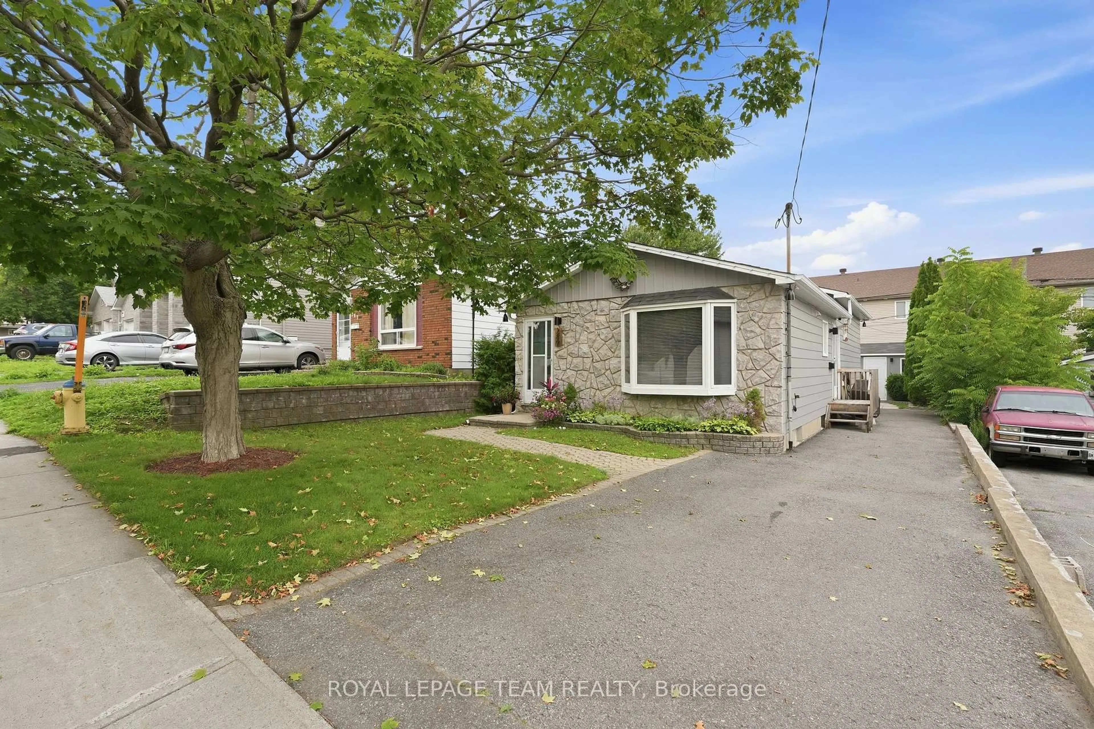 A pic from outside/outdoor area/front of a property/back of a property/a pic from drone, street for 289 Montfort St, Ottawa Ontario K1L 5N7
