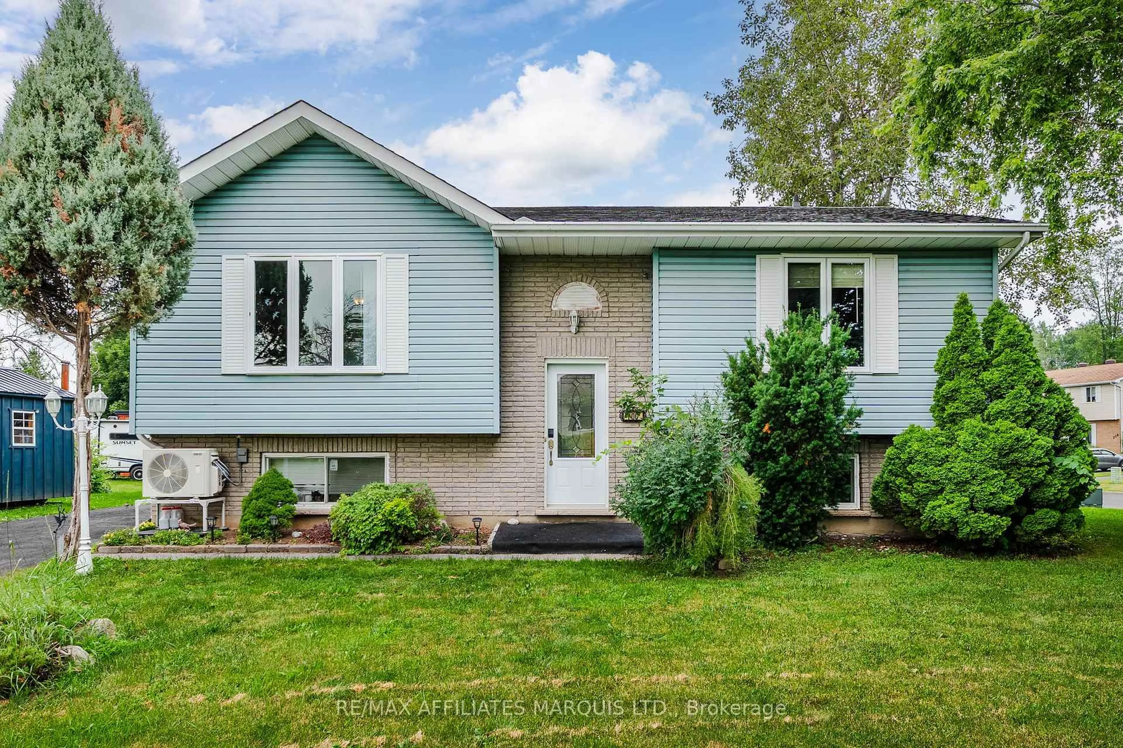 Home with vinyl exterior material, street for 700 Lynn St, Cornwall Ontario K6H 7E3