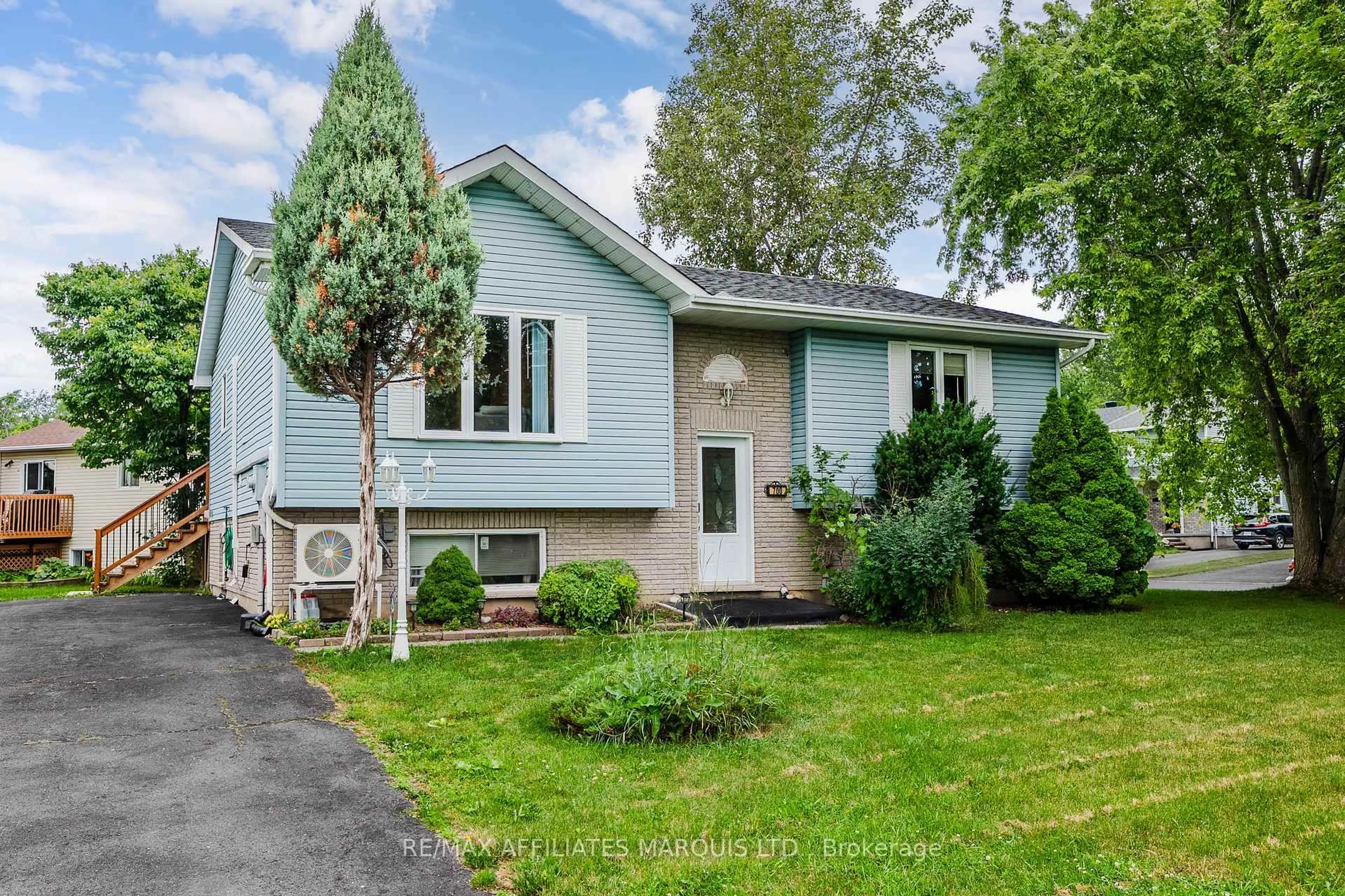 Home with vinyl exterior material, street for 700 Lynn St, Cornwall Ontario K6H 7E3
