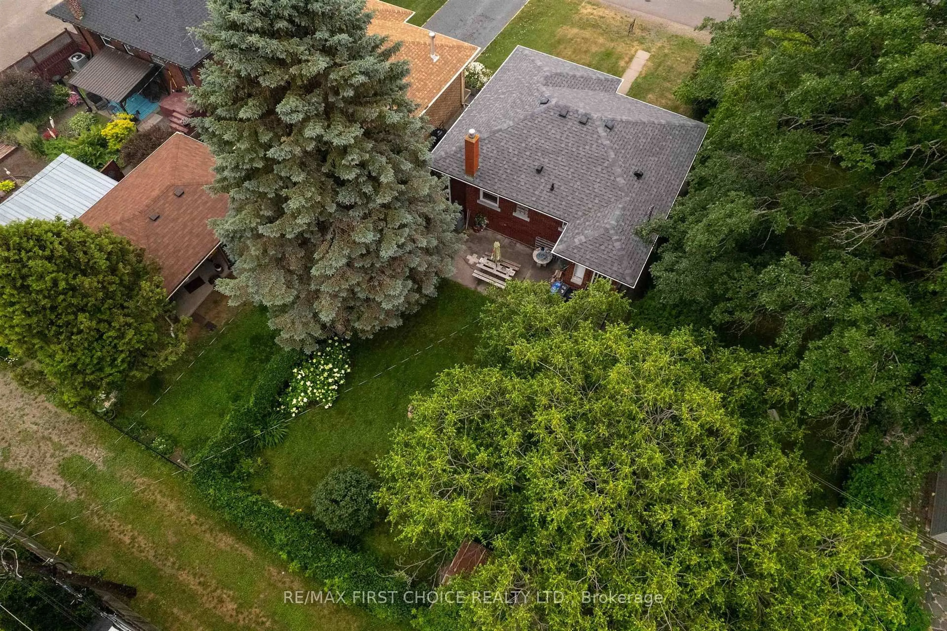A pic from outside/outdoor area/front of a property/back of a property/a pic from drone, unknown for 1537 Sills St, Thunder Bay Ontario P7E 5S4