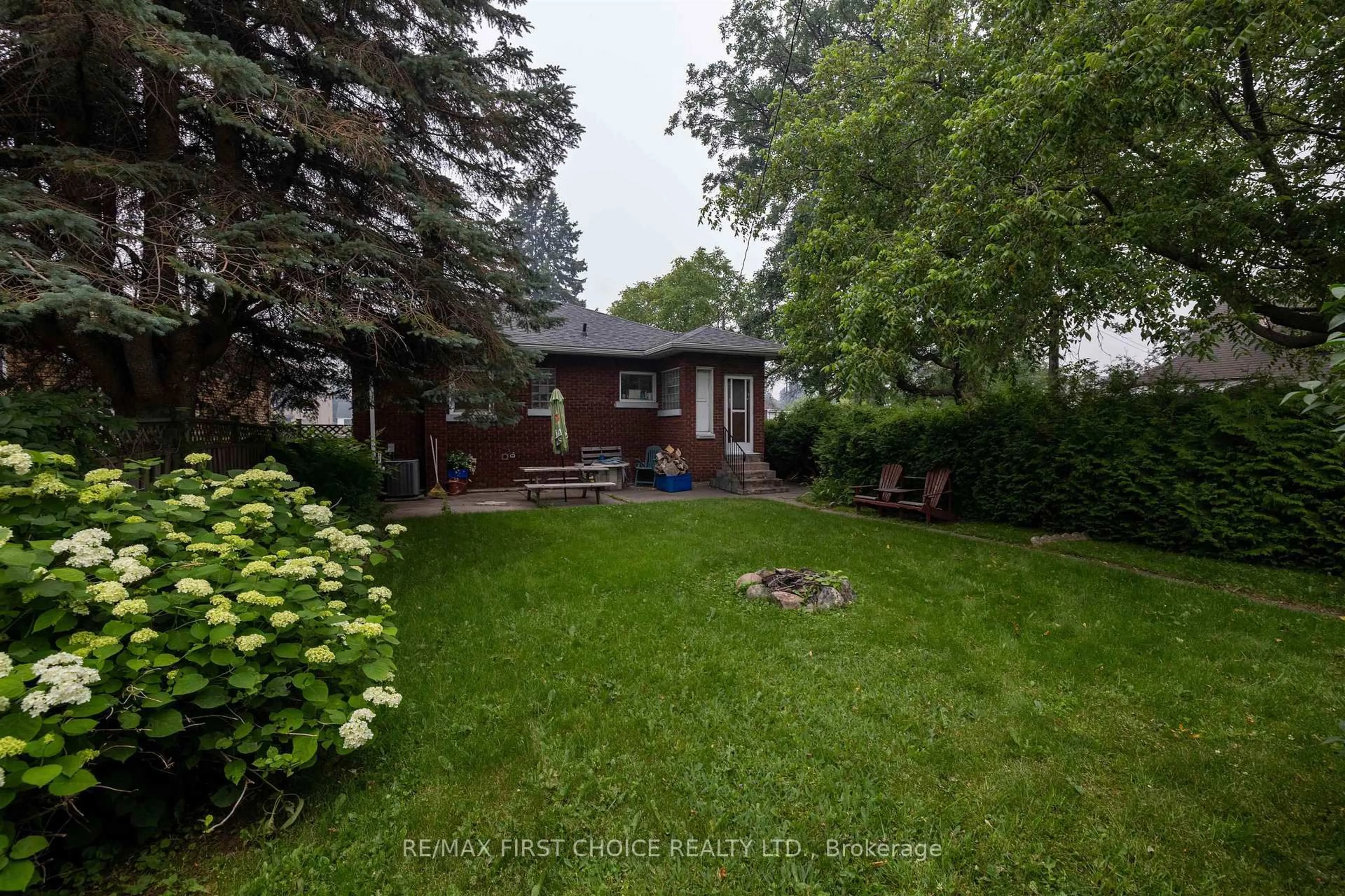 A pic from outside/outdoor area/front of a property/back of a property/a pic from drone, street for 1537 Sills St, Thunder Bay Ontario P7E 5S4
