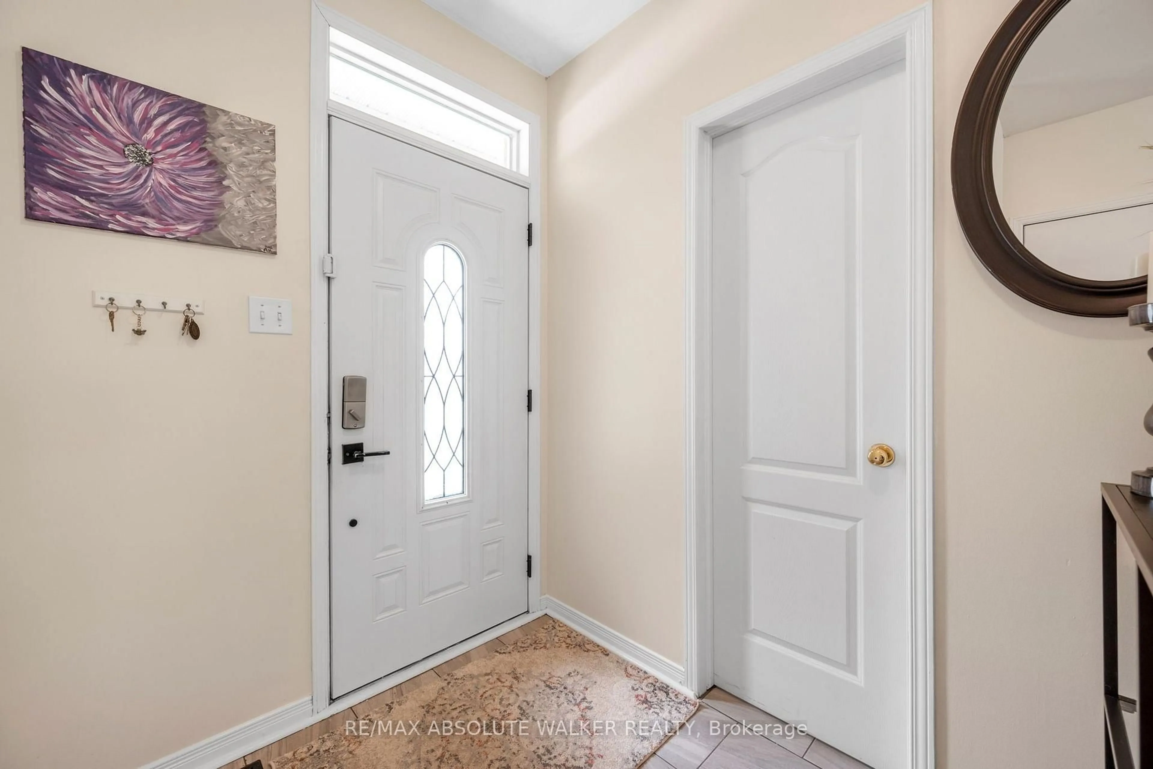 Indoor entryway for 32 Roberge Cres, Ottawa Ontario K2L 4G7