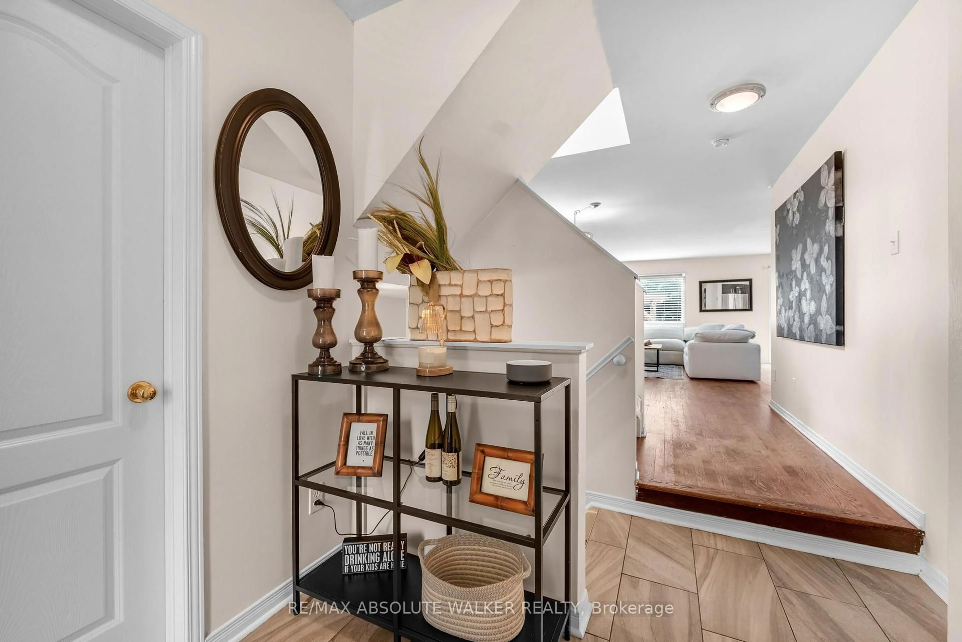 Indoor entryway for 32 Roberge Cres, Ottawa Ontario K2L 4G7