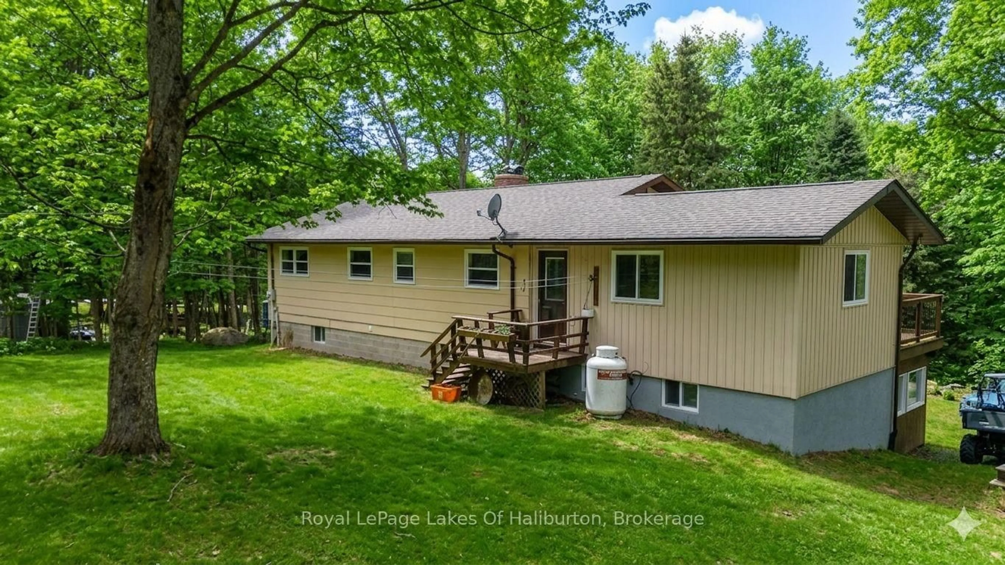 A pic from outside/outdoor area/front of a property/back of a property/a pic from drone, unknown for 1096 Chelsea Lane, Algonquin Highlands Ontario K0M 1S0