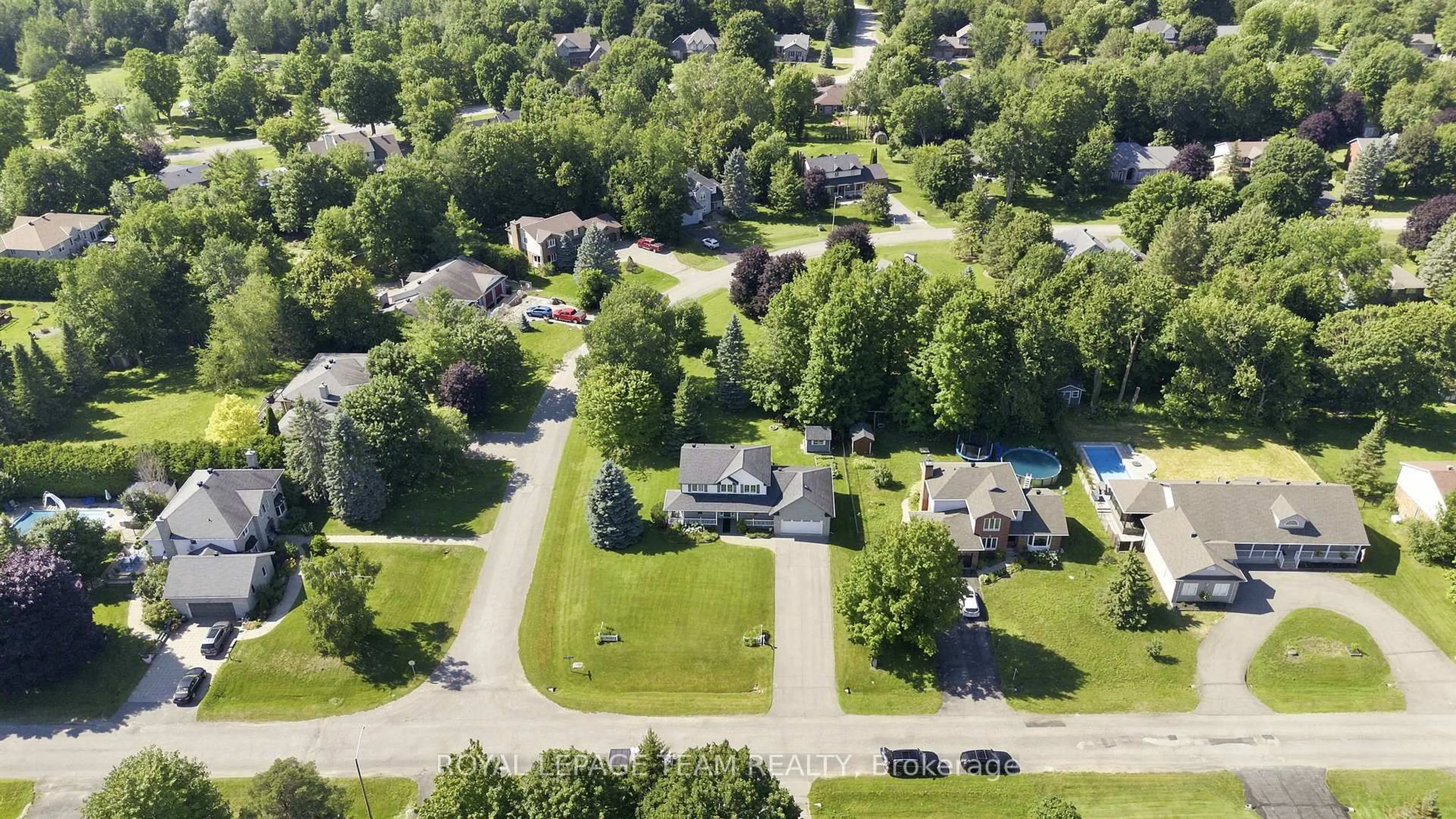 A pic from outside/outdoor area/front of a property/back of a property/a pic from drone, street for 6503 Harvest Grove Dr, Greely Ontario K4P 1E8