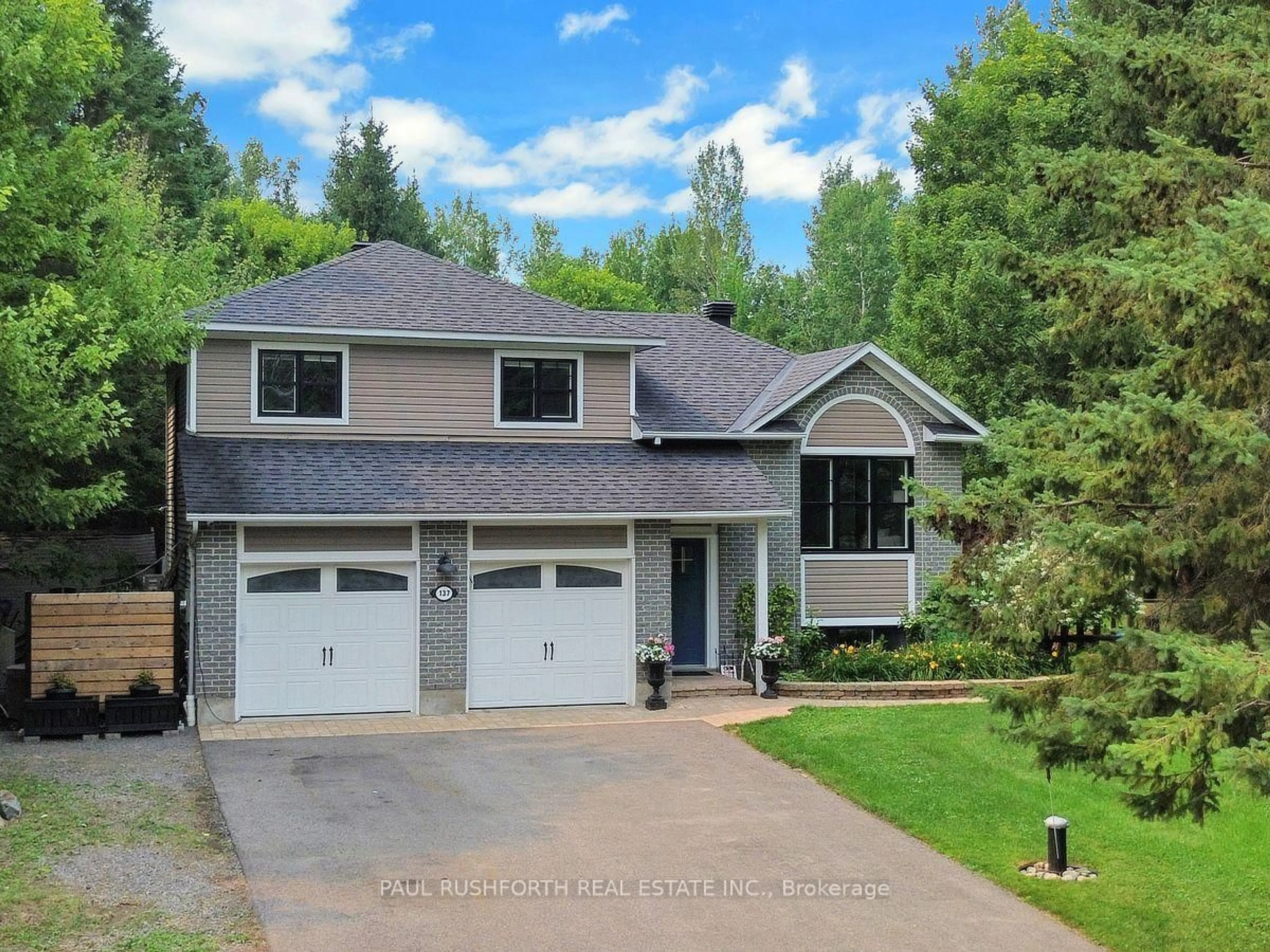 Home with vinyl exterior material, street for 137 Oakwood Dr, Clarence-Rockland Ontario K4K 1K9