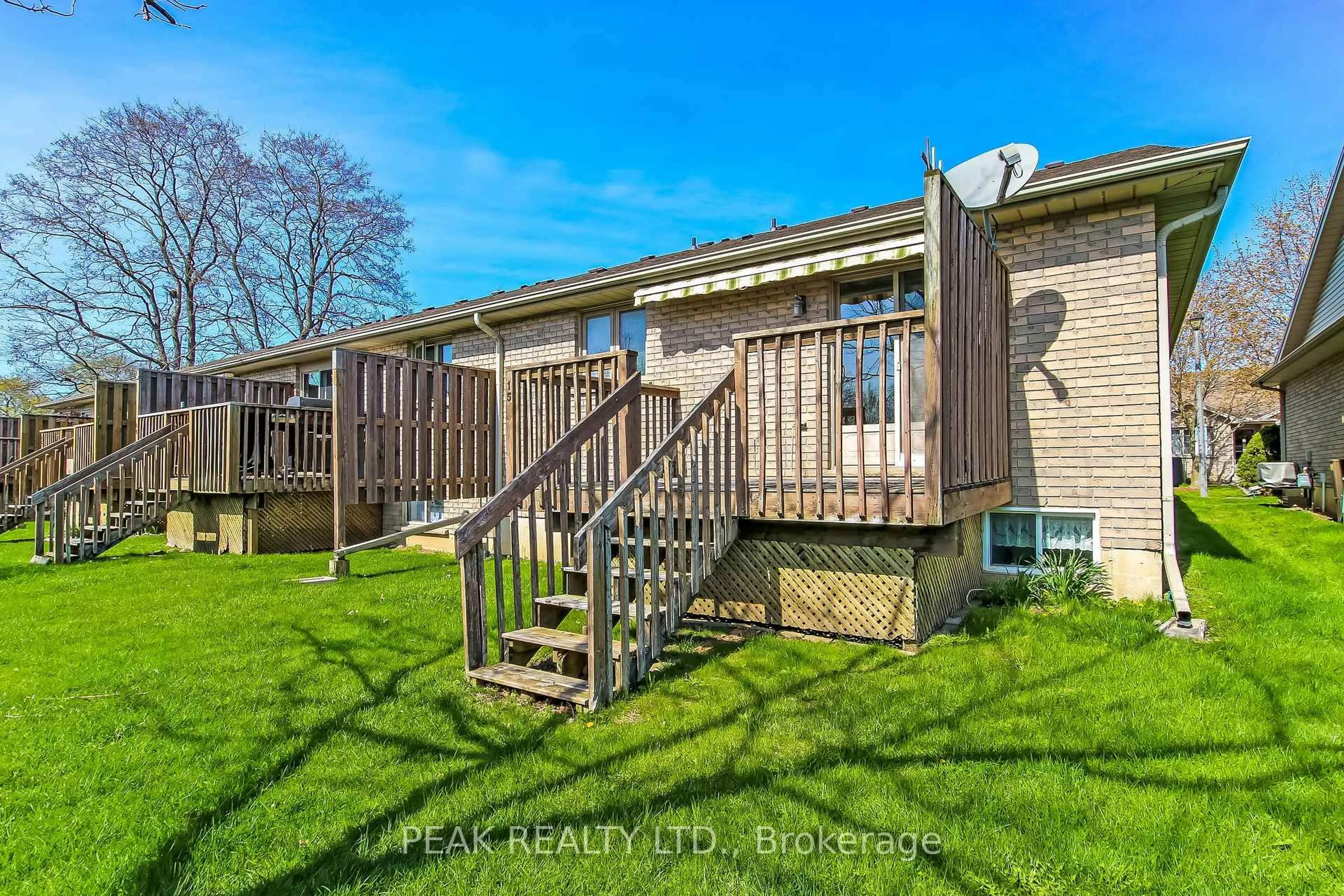 A pic from outside/outdoor area/front of a property/back of a property/a pic from drone, unknown for 19 Hanlon Pl #15, Brant Ontario N3L 4E7