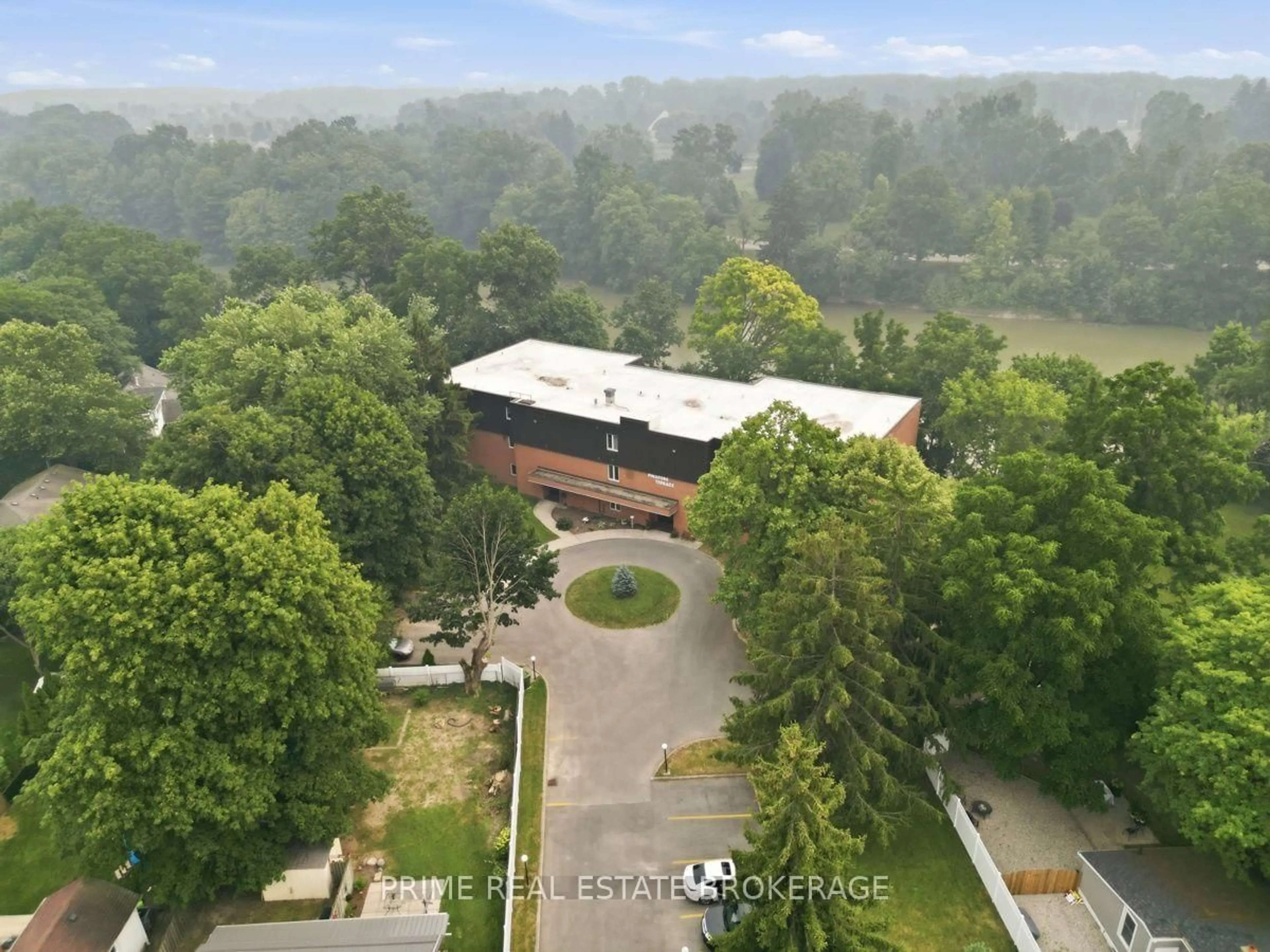 A pic from outside/outdoor area/front of a property/back of a property/a pic from drone, mountain view for 125 Elm St #3, St. Thomas Ontario N5R 1H9