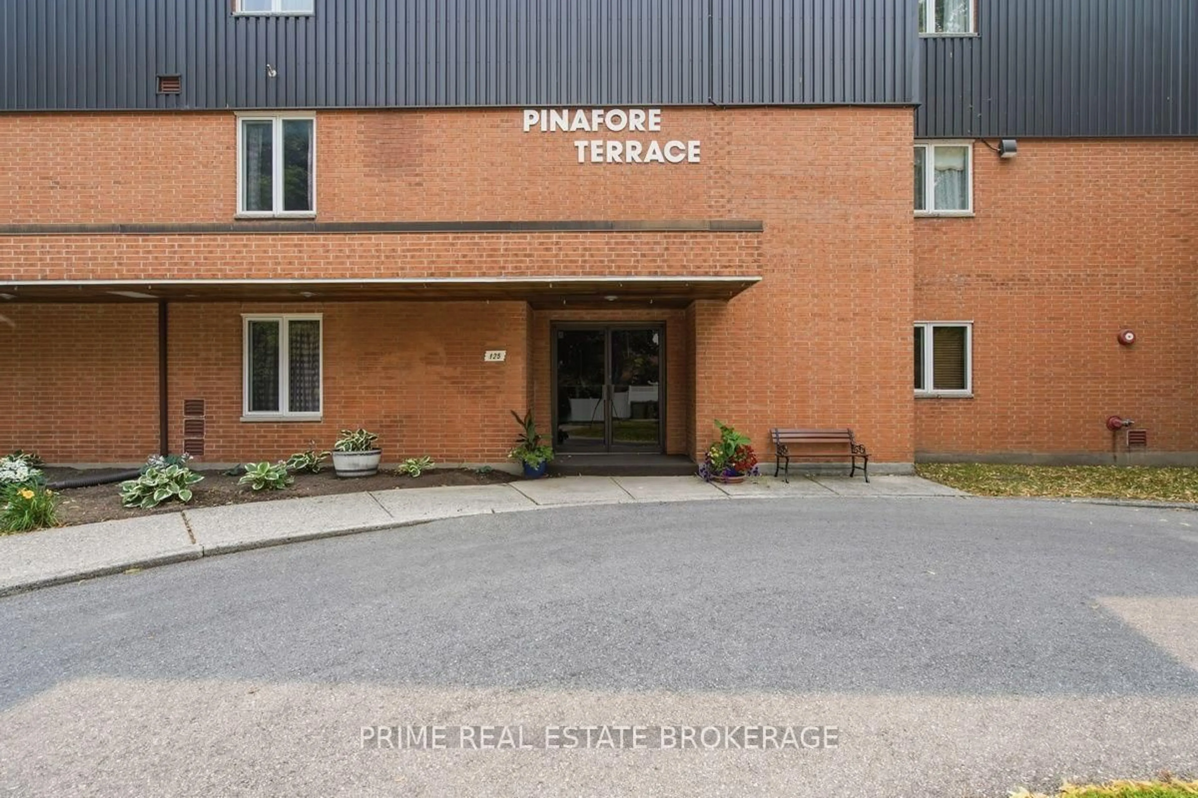Indoor foyer for 125 Elm St #3, St. Thomas Ontario N5R 1H9
