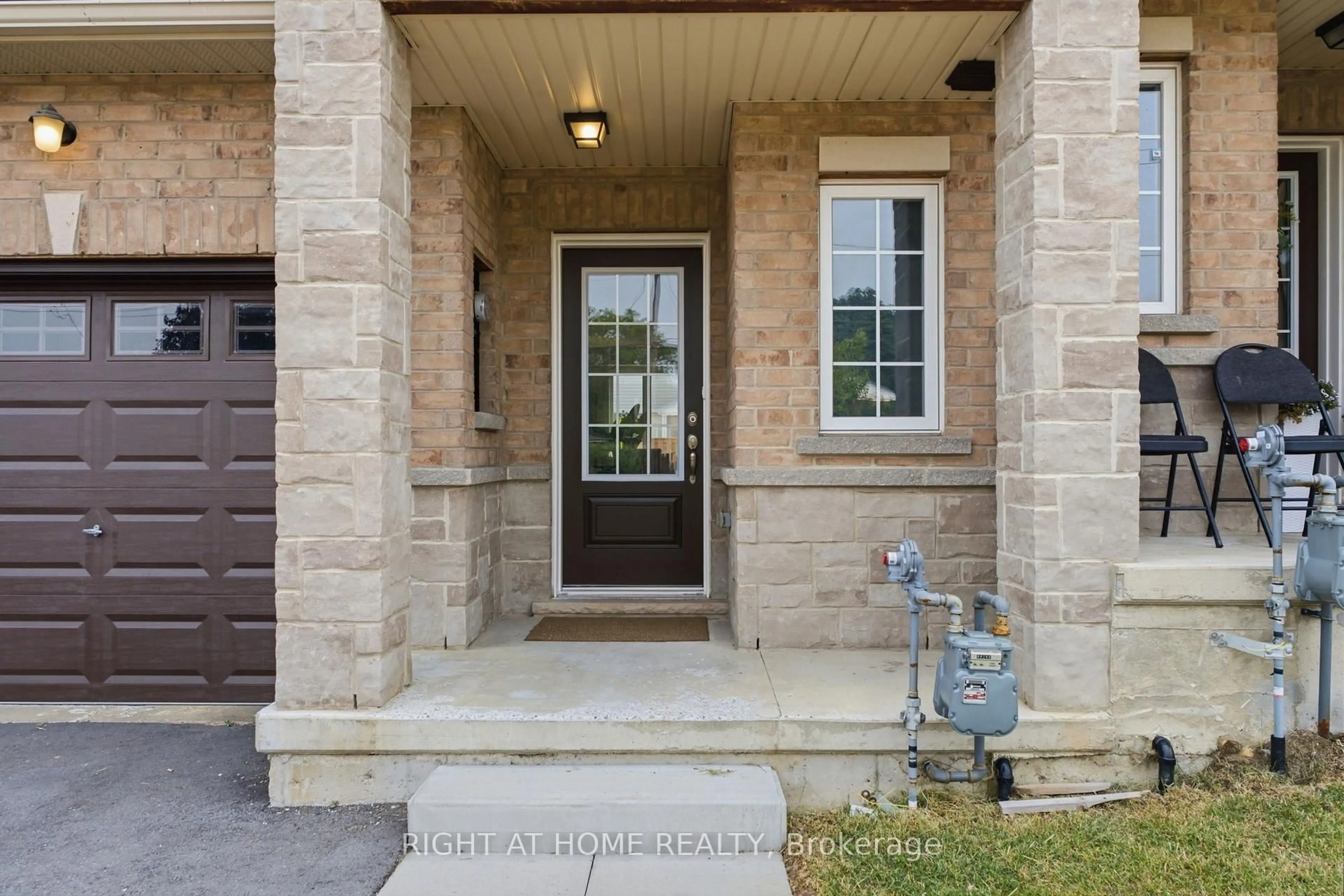 Indoor entryway for 415 East 16th St, Hamilton Ontario L9A 4K4