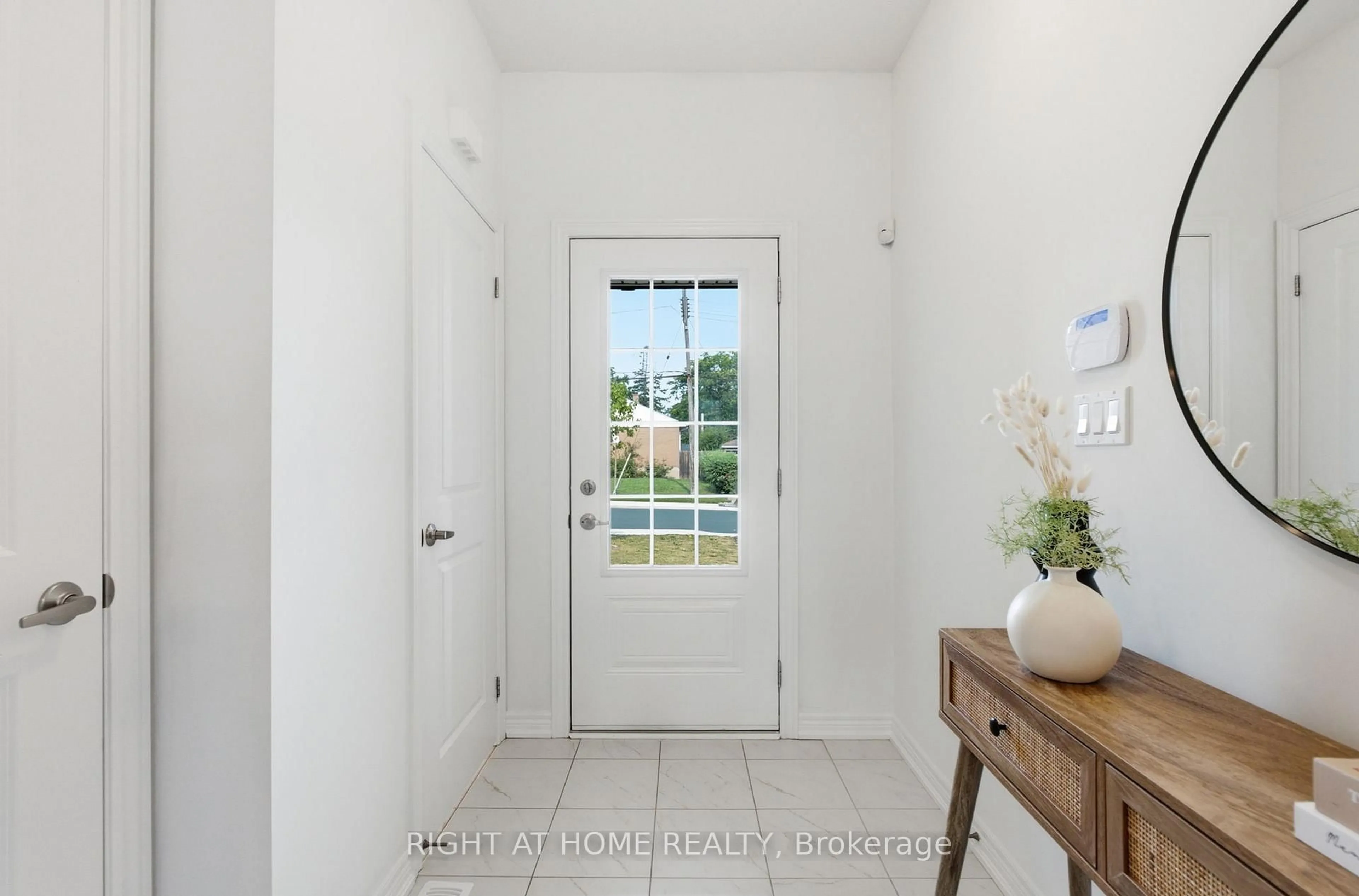 Indoor entryway for 415 East 16th St, Hamilton Ontario L9A 4K4