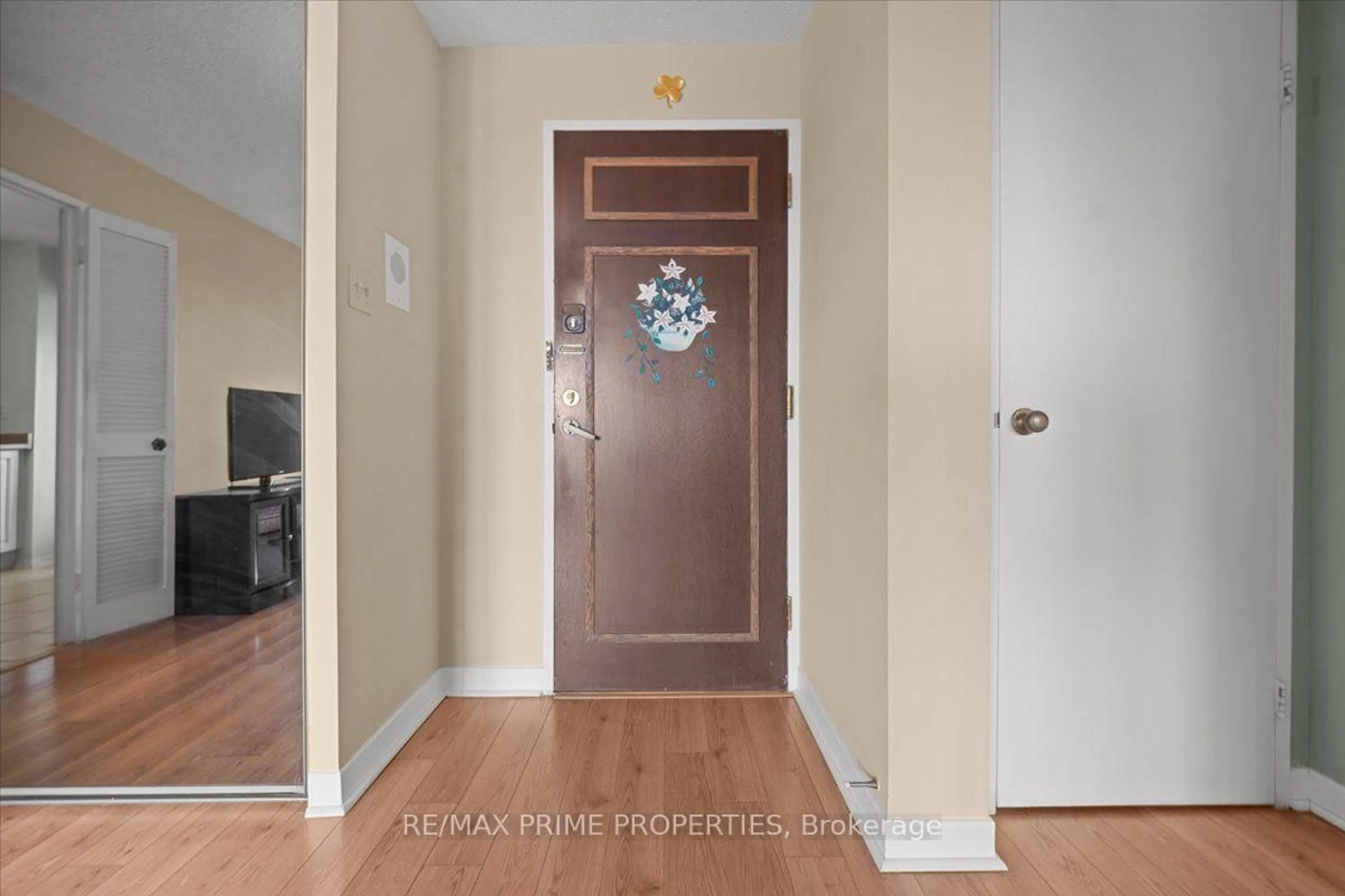 Indoor entryway for 1505 Baseline Rd #903, Ottawa Ontario K2C 3L4