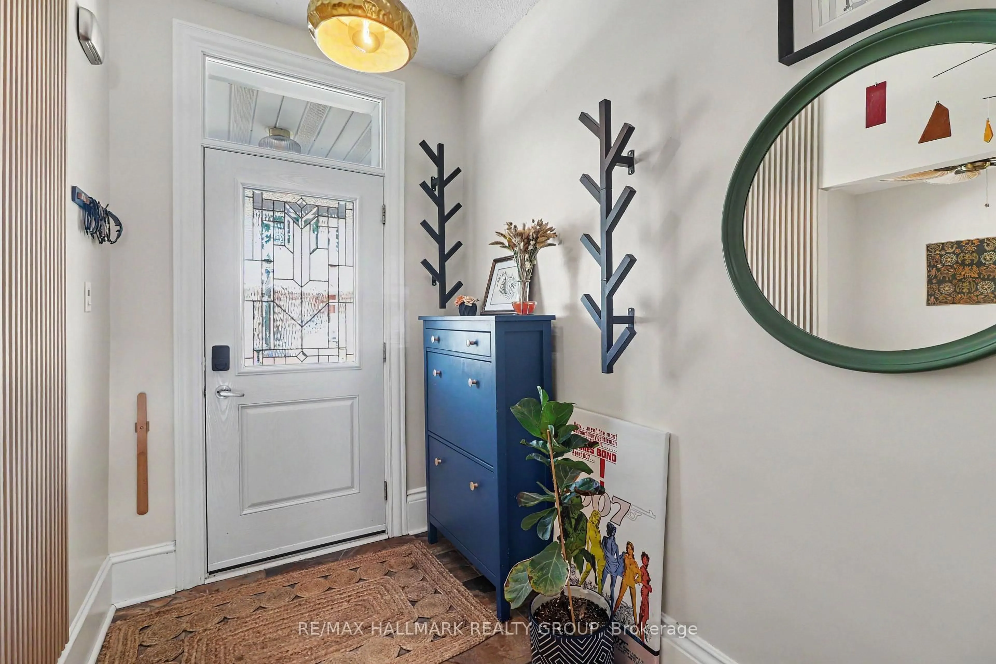 Indoor entryway for 138 Hamilton Ave, Ottawa Ontario K1Y 1C2