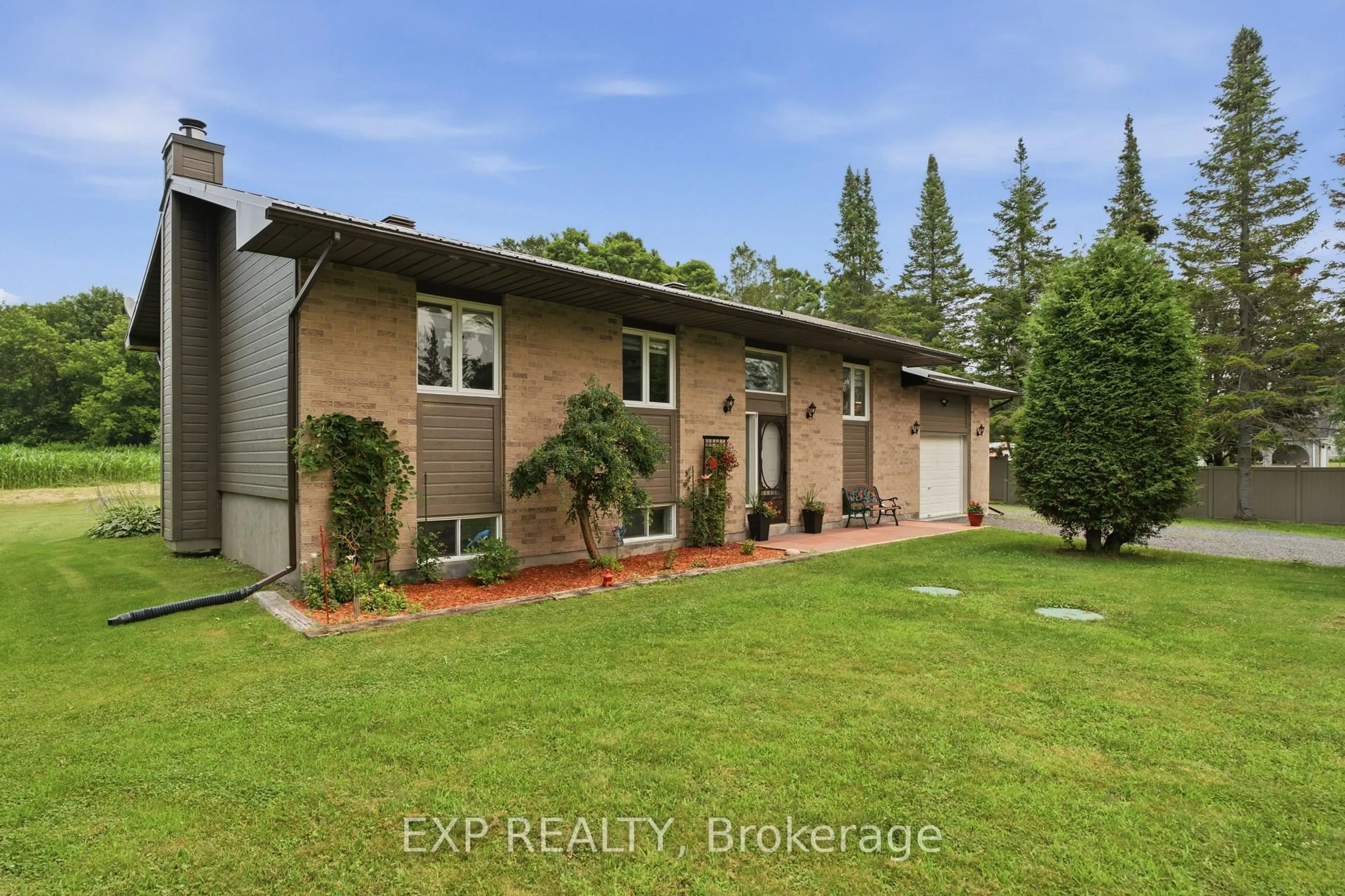 A pic from outside/outdoor area/front of a property/back of a property/a pic from drone, unknown for 1445 DU LAC Rd, Clarence-Rockland Ontario K0A 3N0