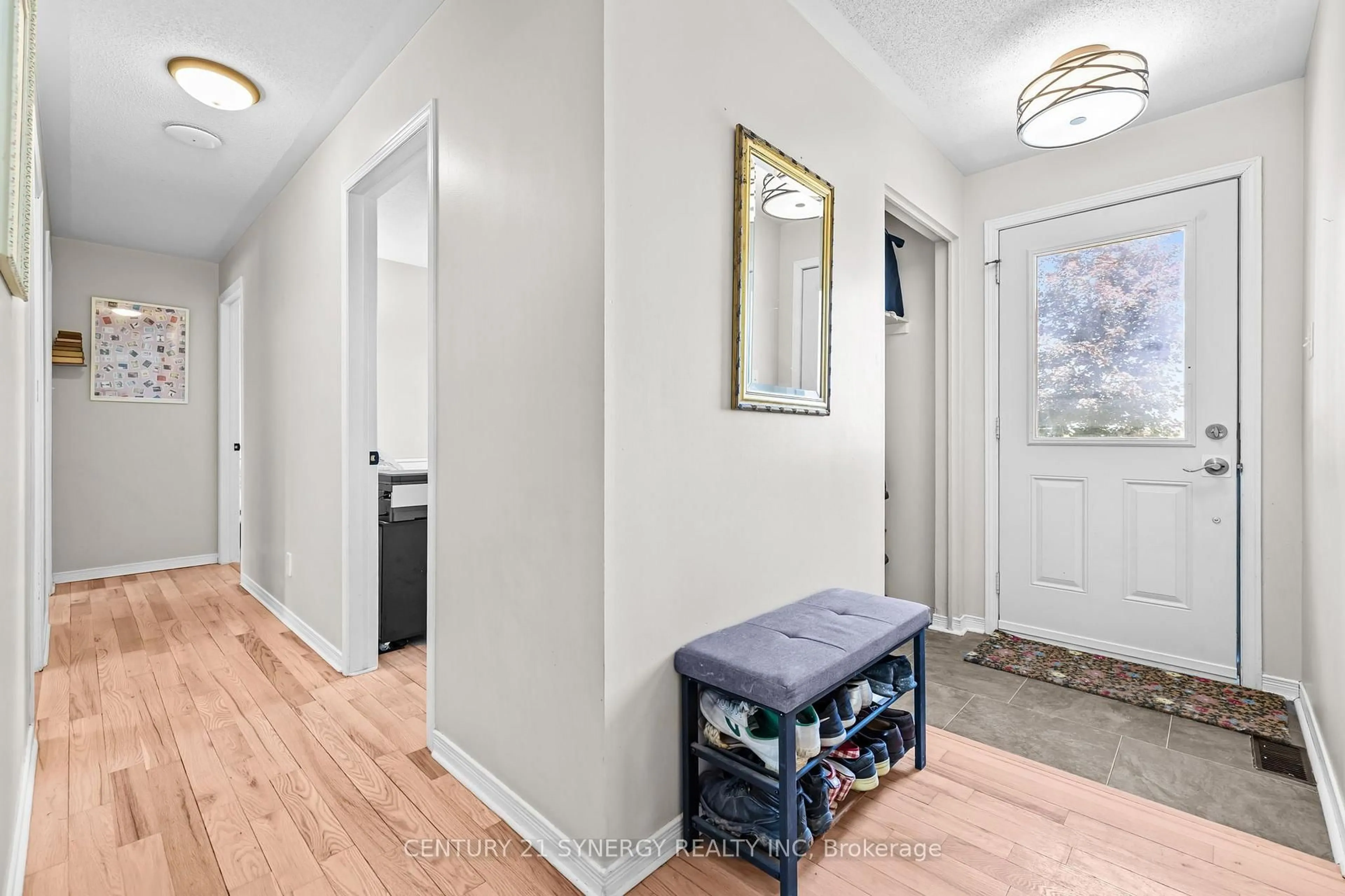 Indoor entryway for 2282 Roxborough Kenyon Boundary Rd, North Stormont Ontario K0C 1T0