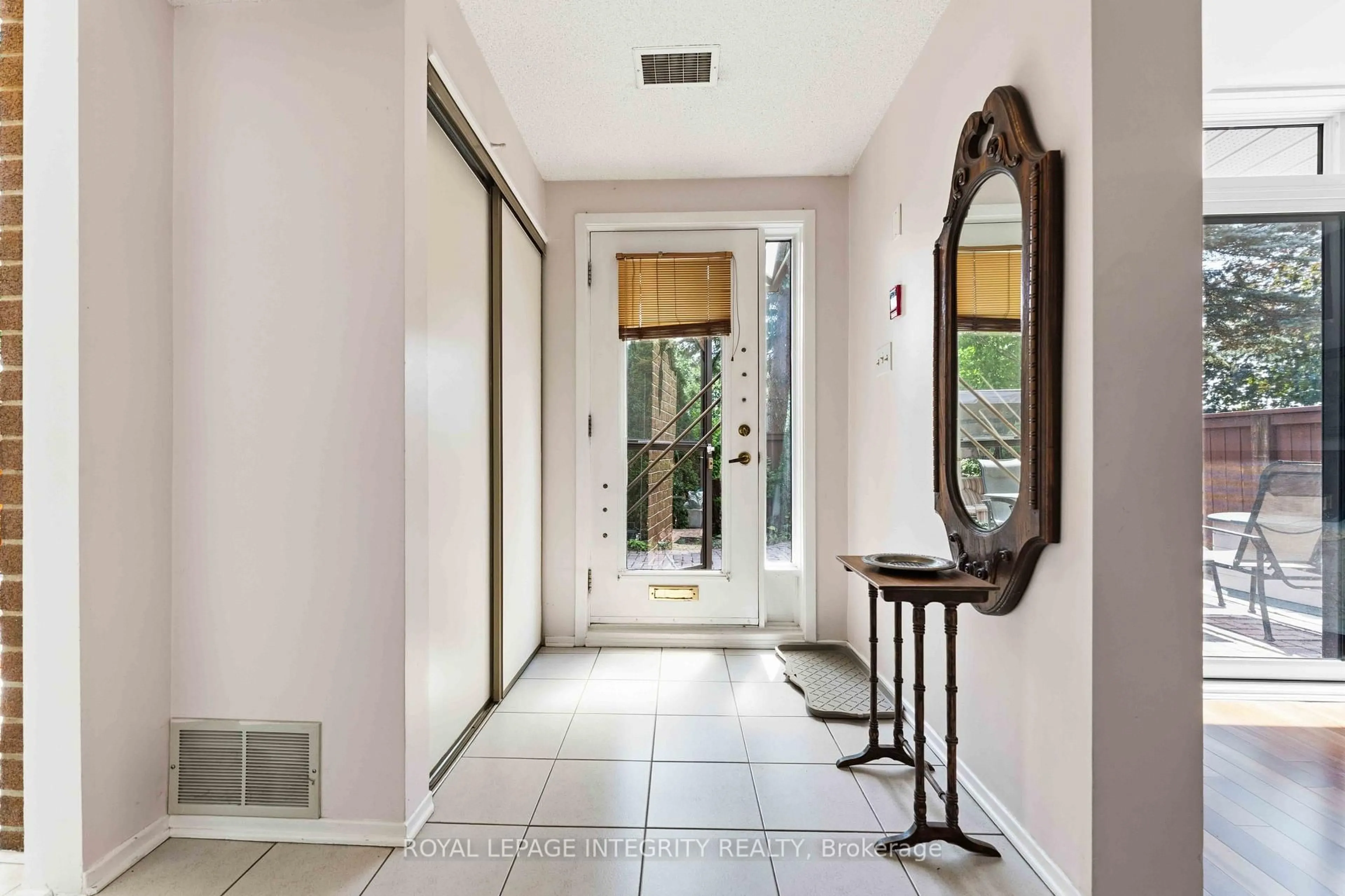 Indoor entryway for 100 Hillside Dr #27, Ottawa Ontario K1K 4J1