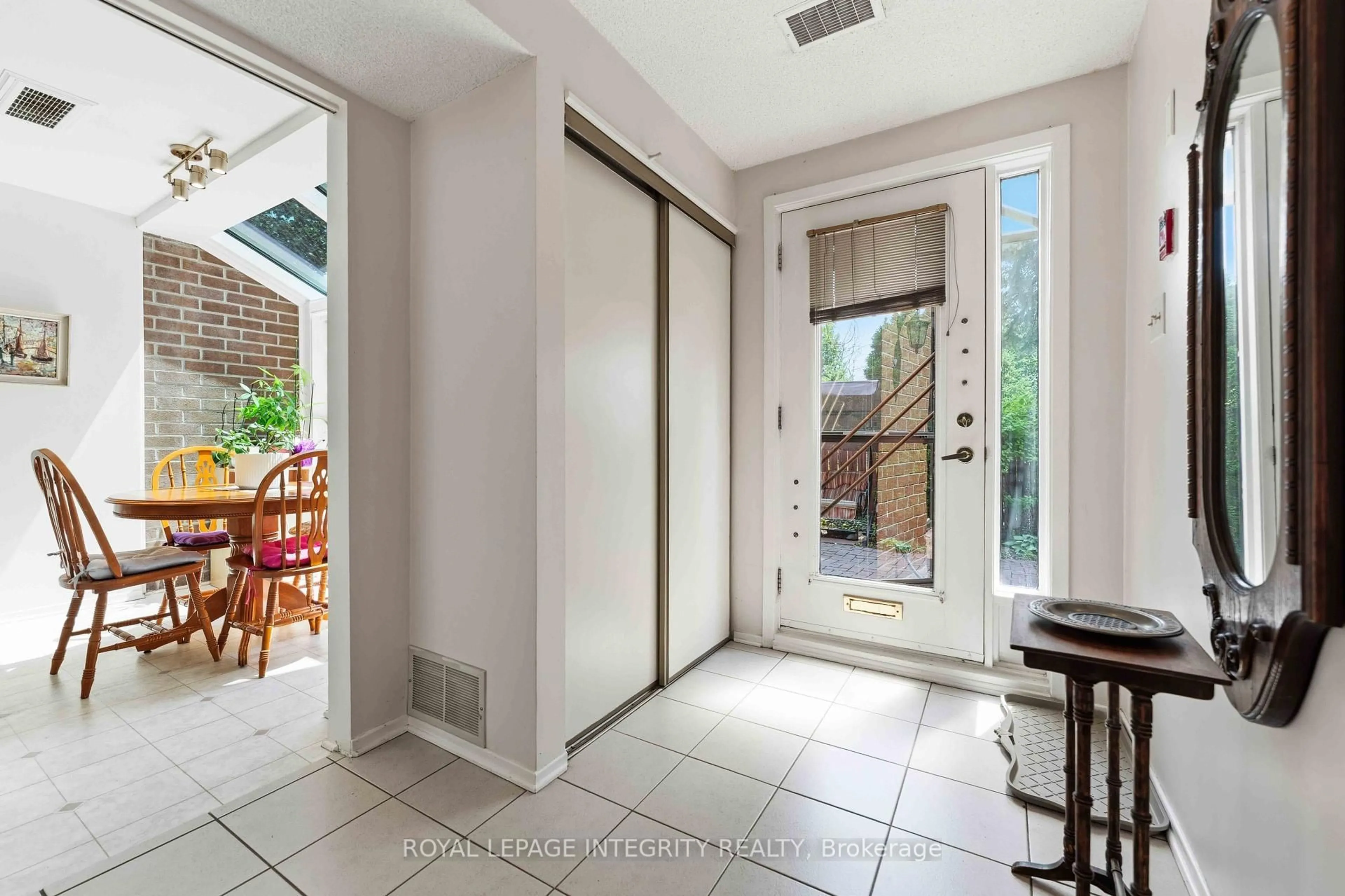 Indoor entryway for 100 Hillside Dr #27, Ottawa Ontario K1K 4J1