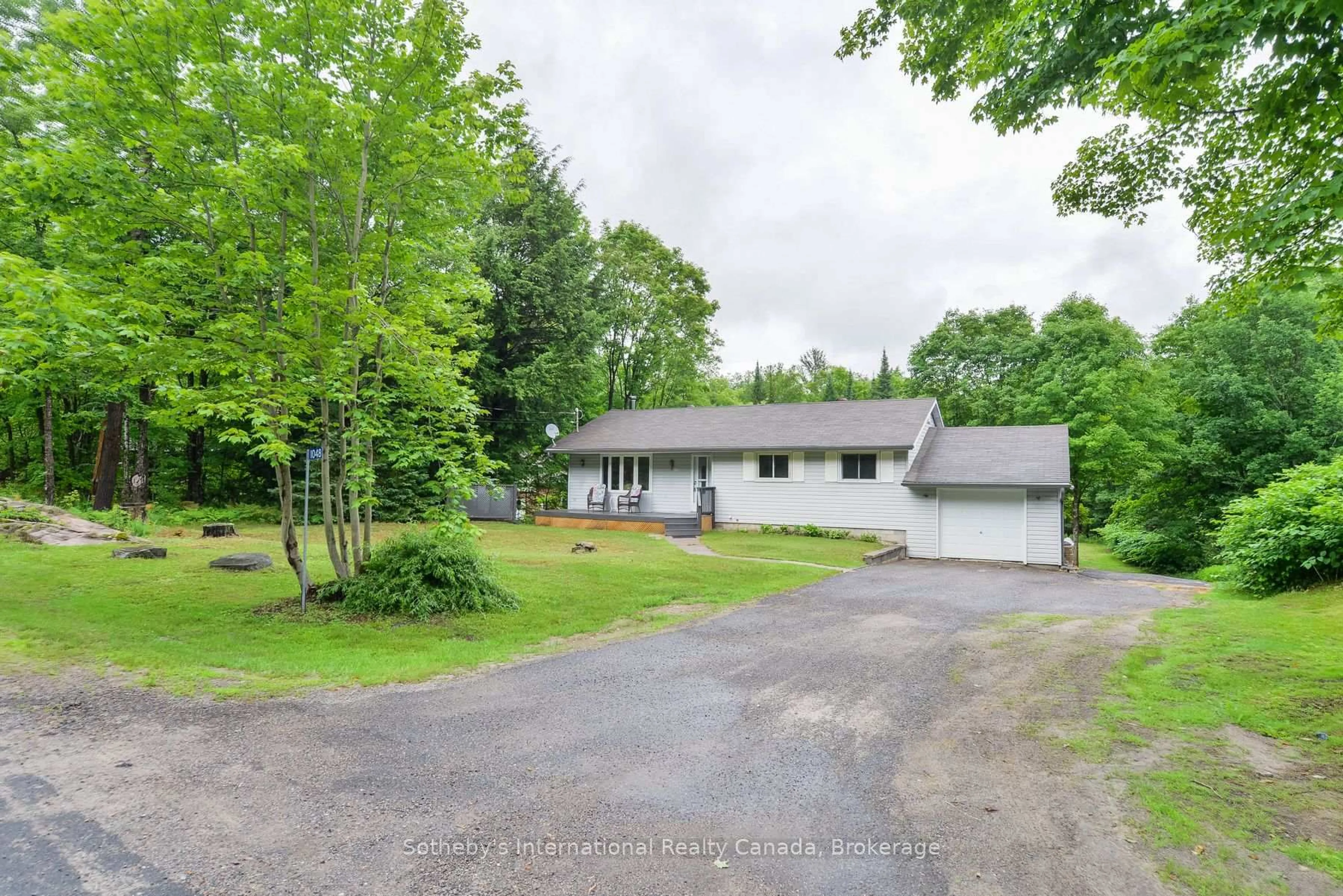 A pic from outside/outdoor area/front of a property/back of a property/a pic from drone, street for 1048 Old Falkenburg Rd, Bracebridge Ontario P1L 1X4